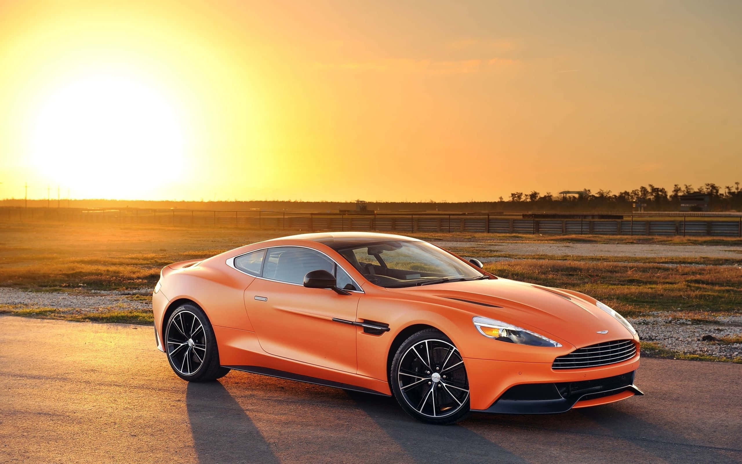 Aston Martin Vanquish Elegant în Mișcare Fundal