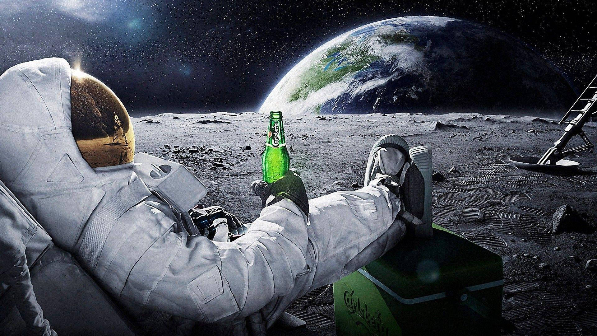 Astronaut care bea pe cel mai tare desktop Fundal