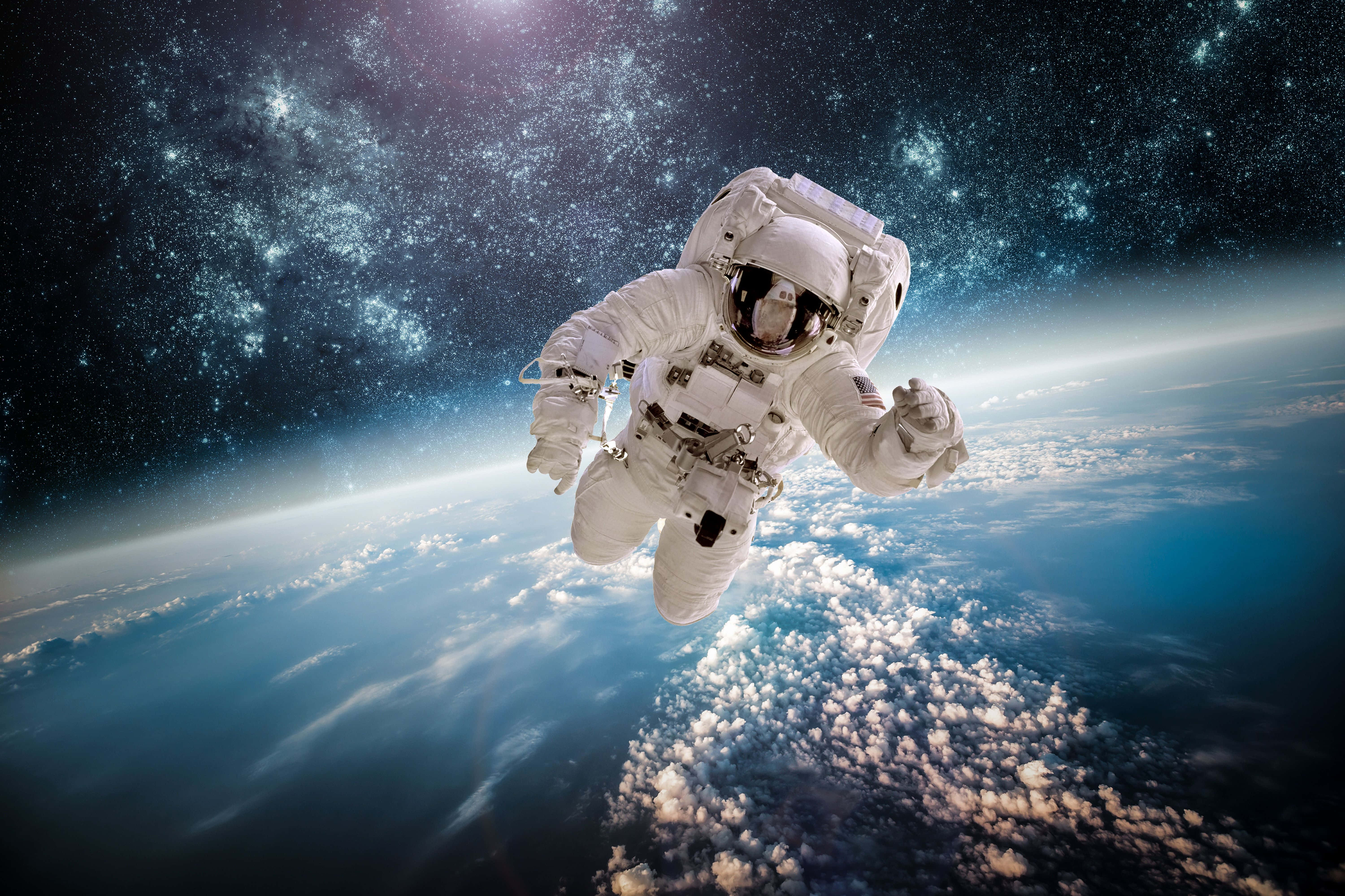 Astronaut în galaxii fundal desktop Fundal