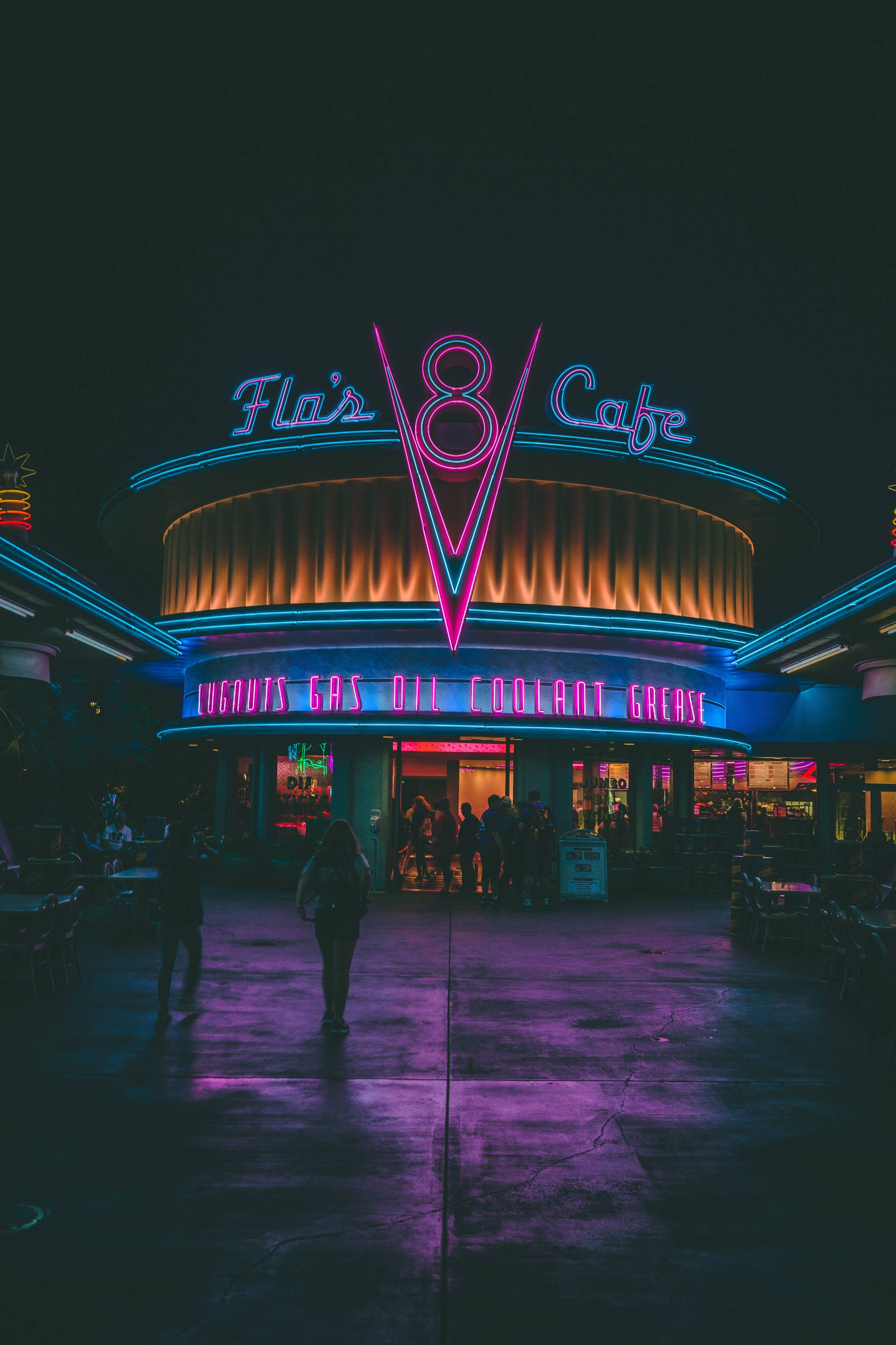 Atmosferă animată la Flo's V8 Café în Disney California Adventure Park Fundal