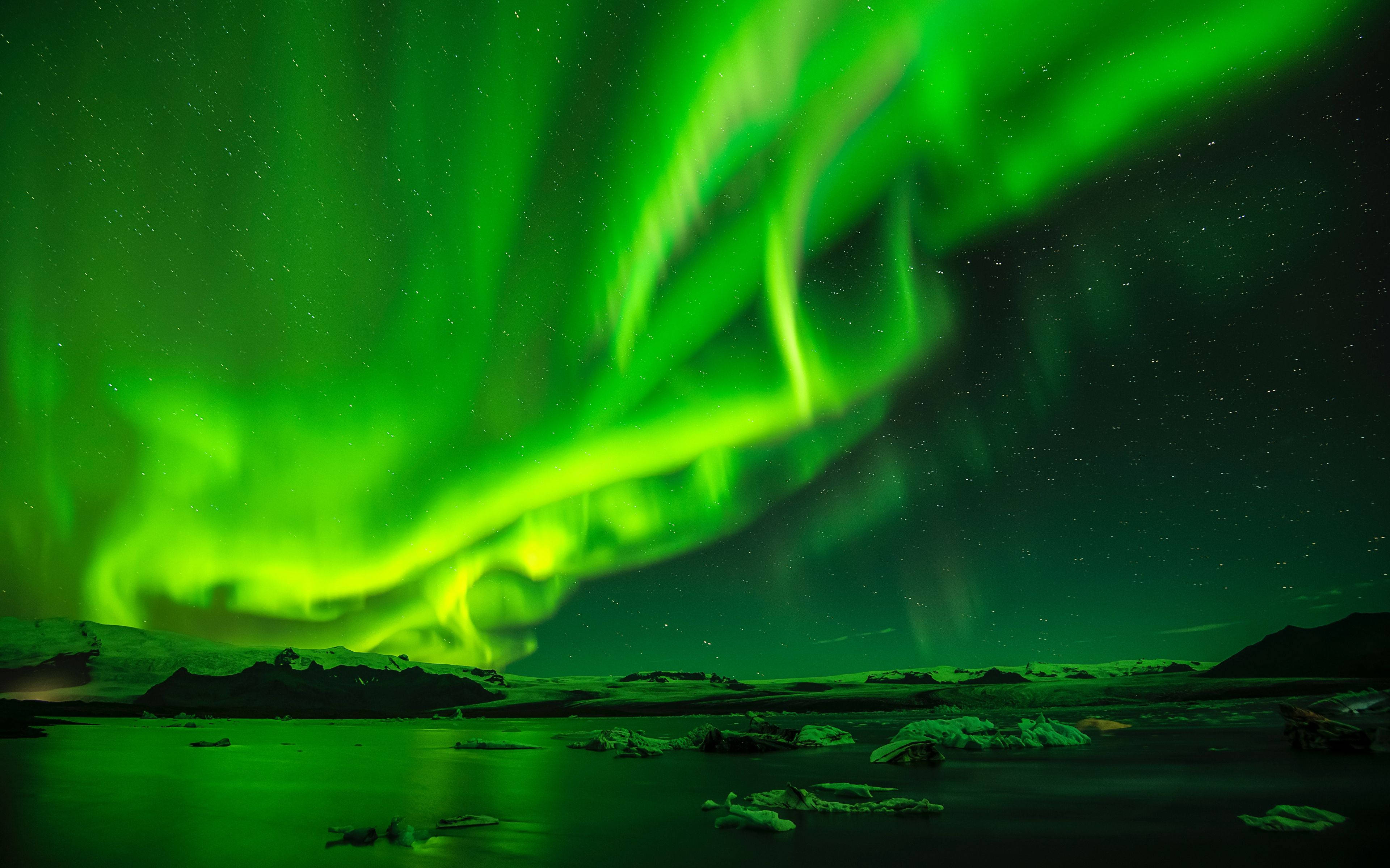 Aurora Boreală cu Cer Verde Fundal