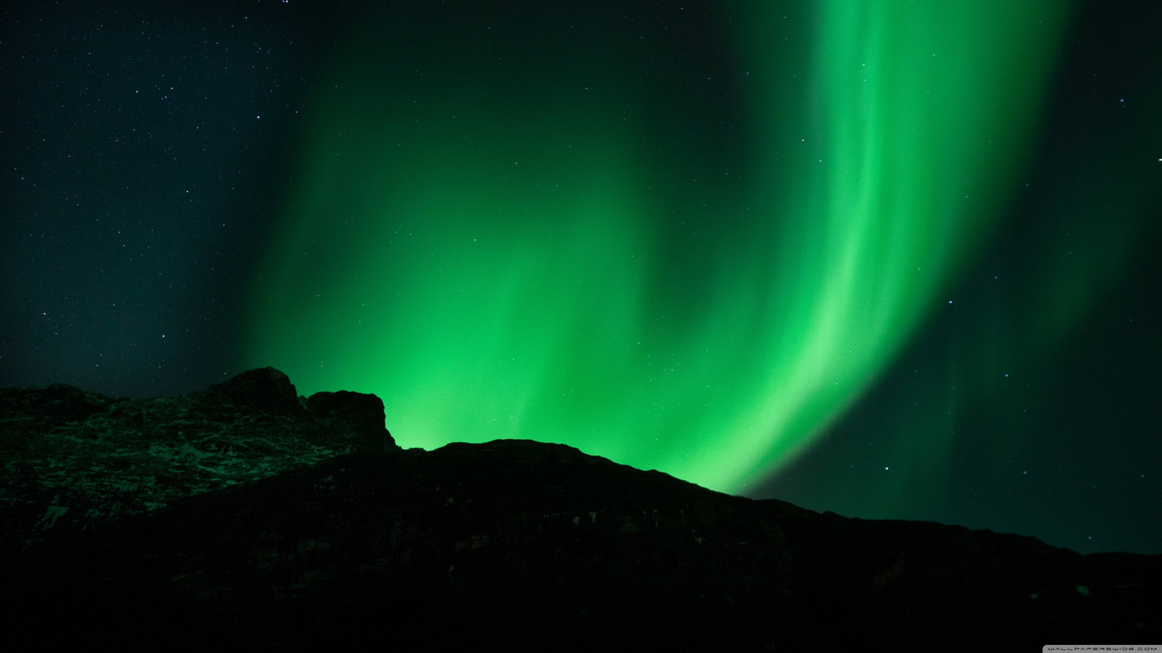 Aurora boreală cu cer verde Fundal