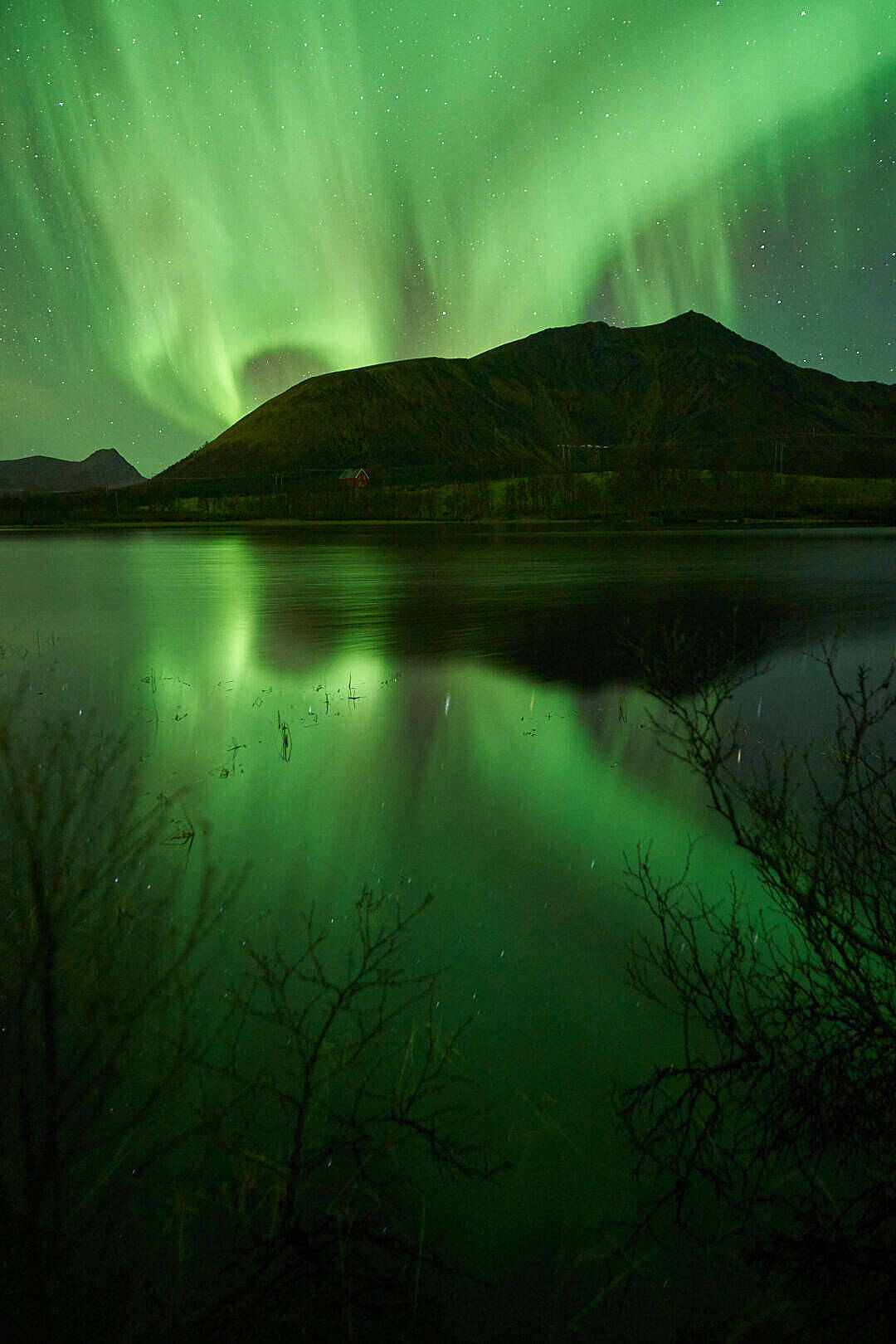 Aurora boreală deasupra muntelui verde pentru iPhone Fundal