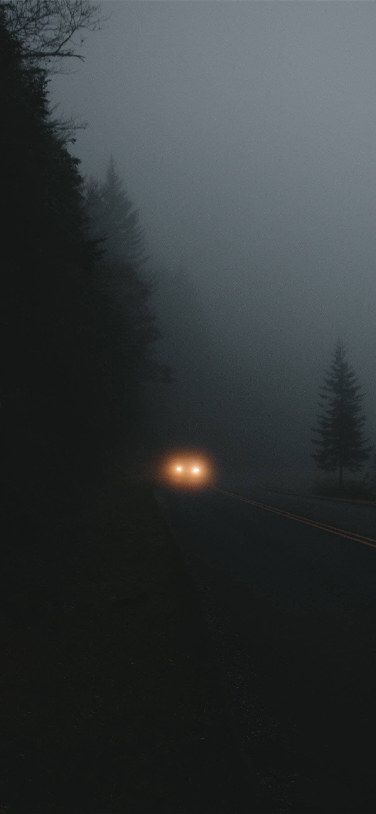 Autostradă iluminată în întuneric - fundal iPhone Fundal