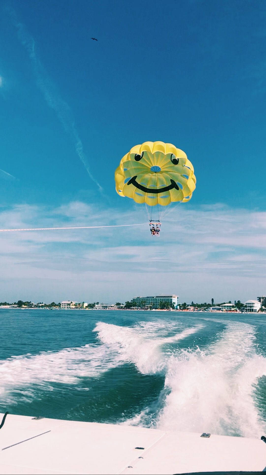Aventură Palpitantă pe Mare - Parasailing în Spatele unei Bărci Rapide Fundal