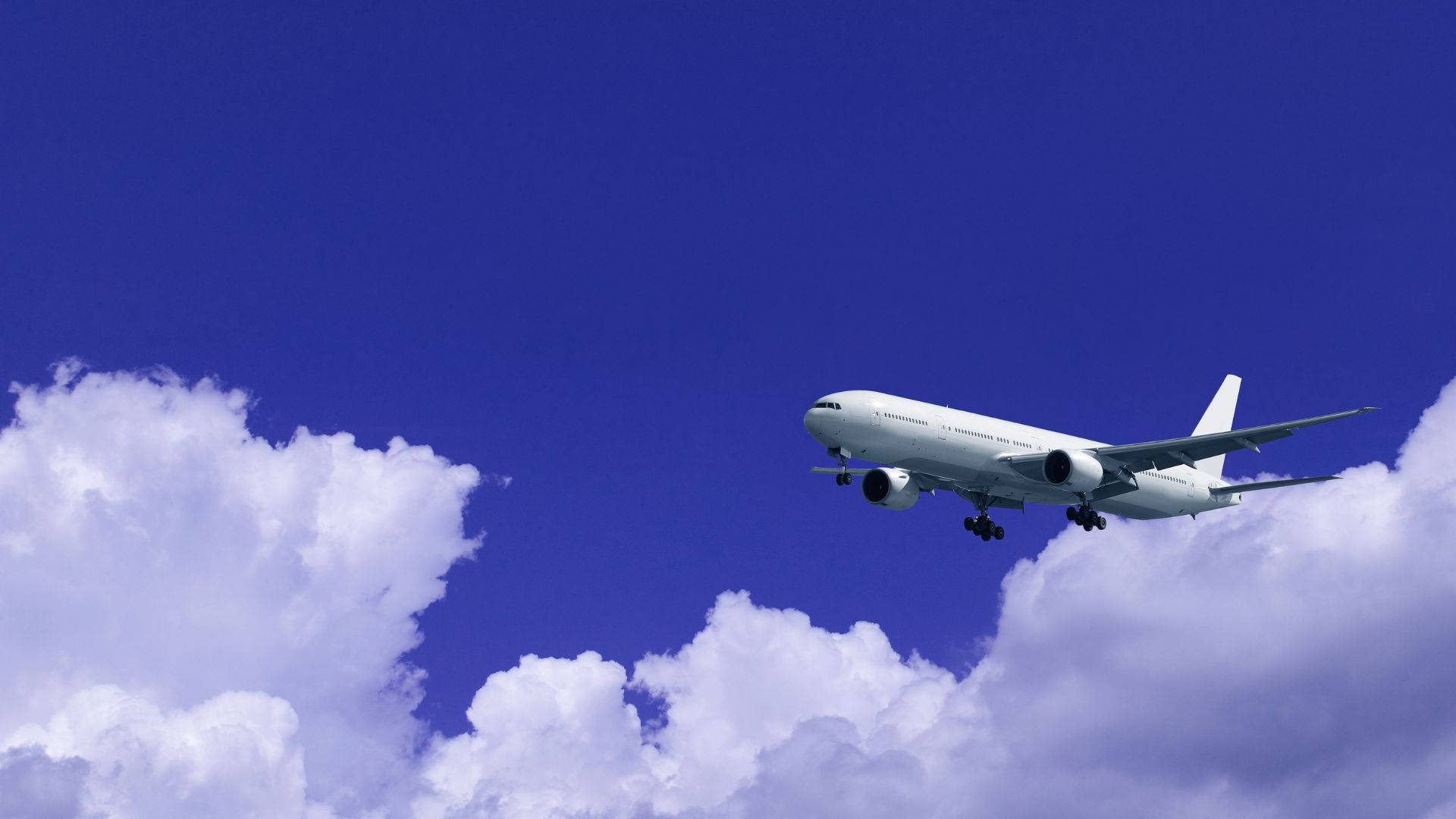 Avion cu nori deși pe cerul albastru Fundal