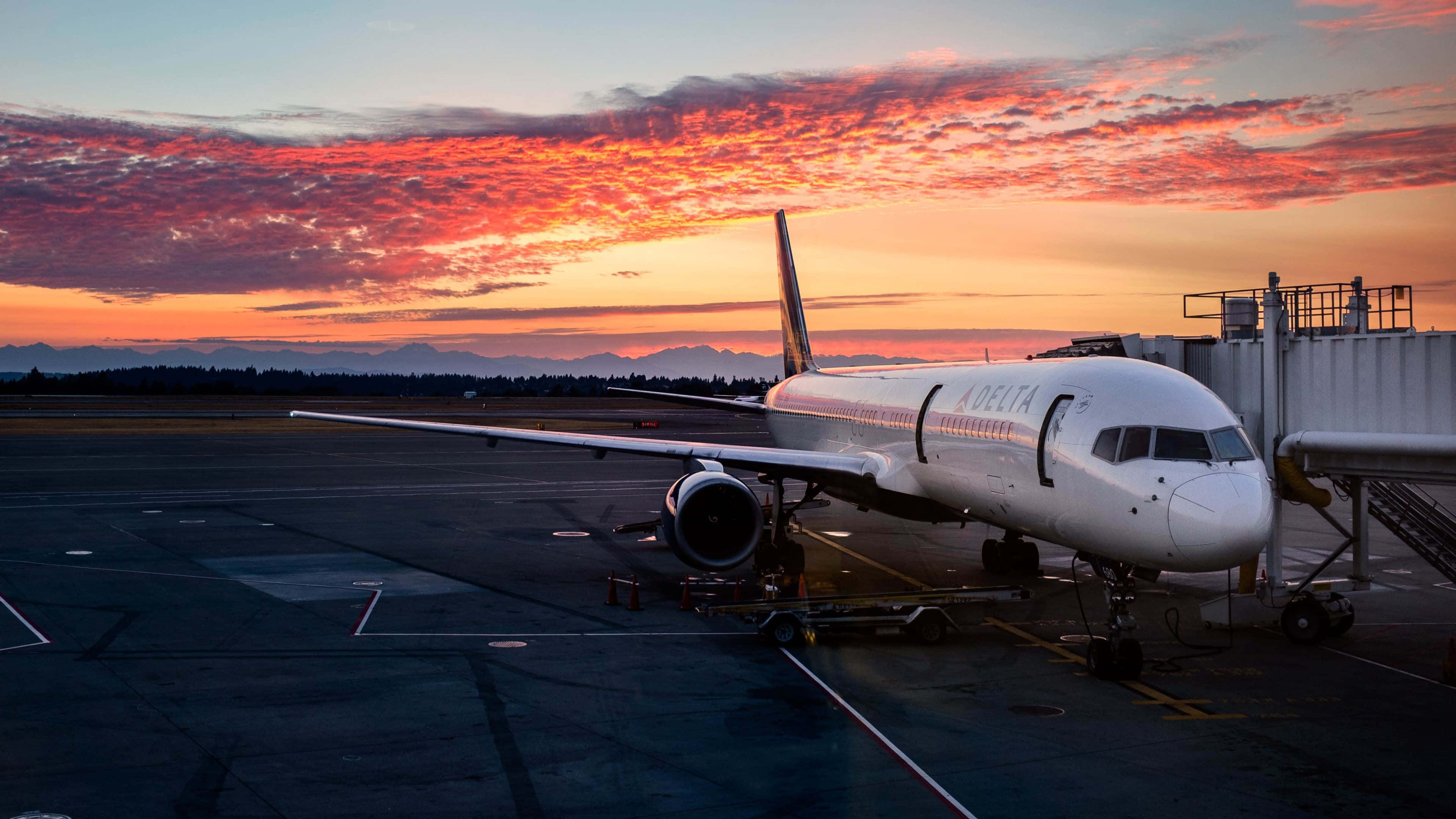 Avion de pasageri 4K la apus Fundal