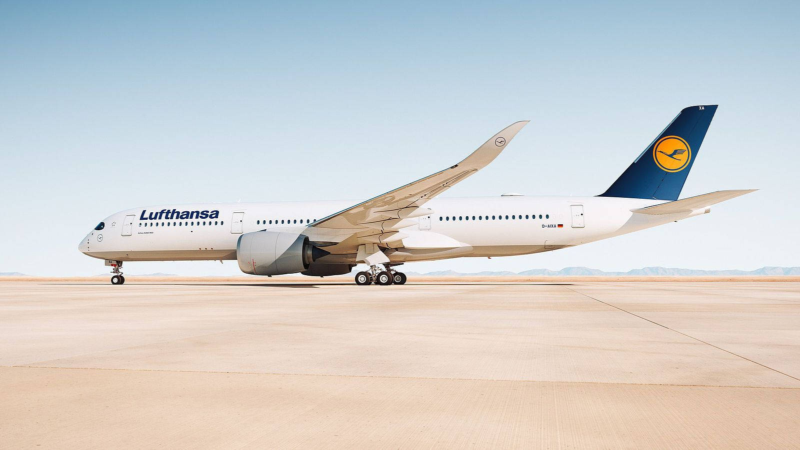 Avion Deutsche Lufthansa sub soarele arzător Fundal