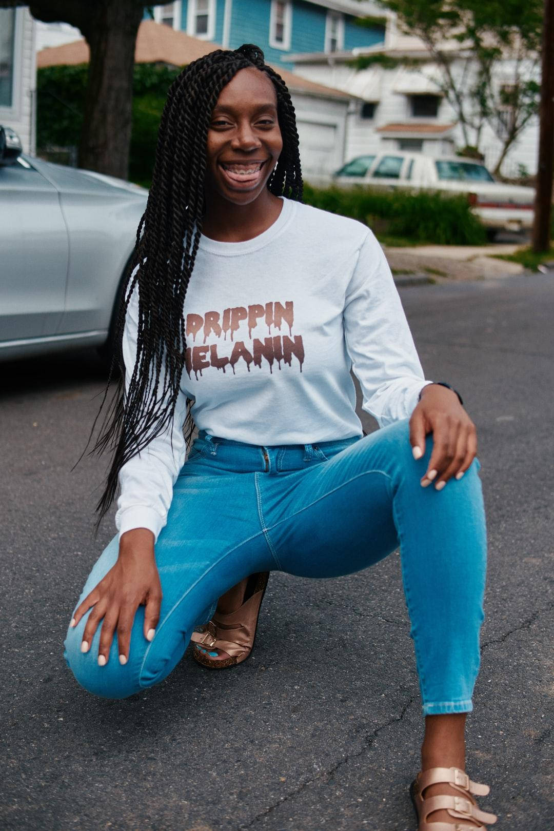 Baddie de culoare cu tricoul Drippin' Melanin Fundal