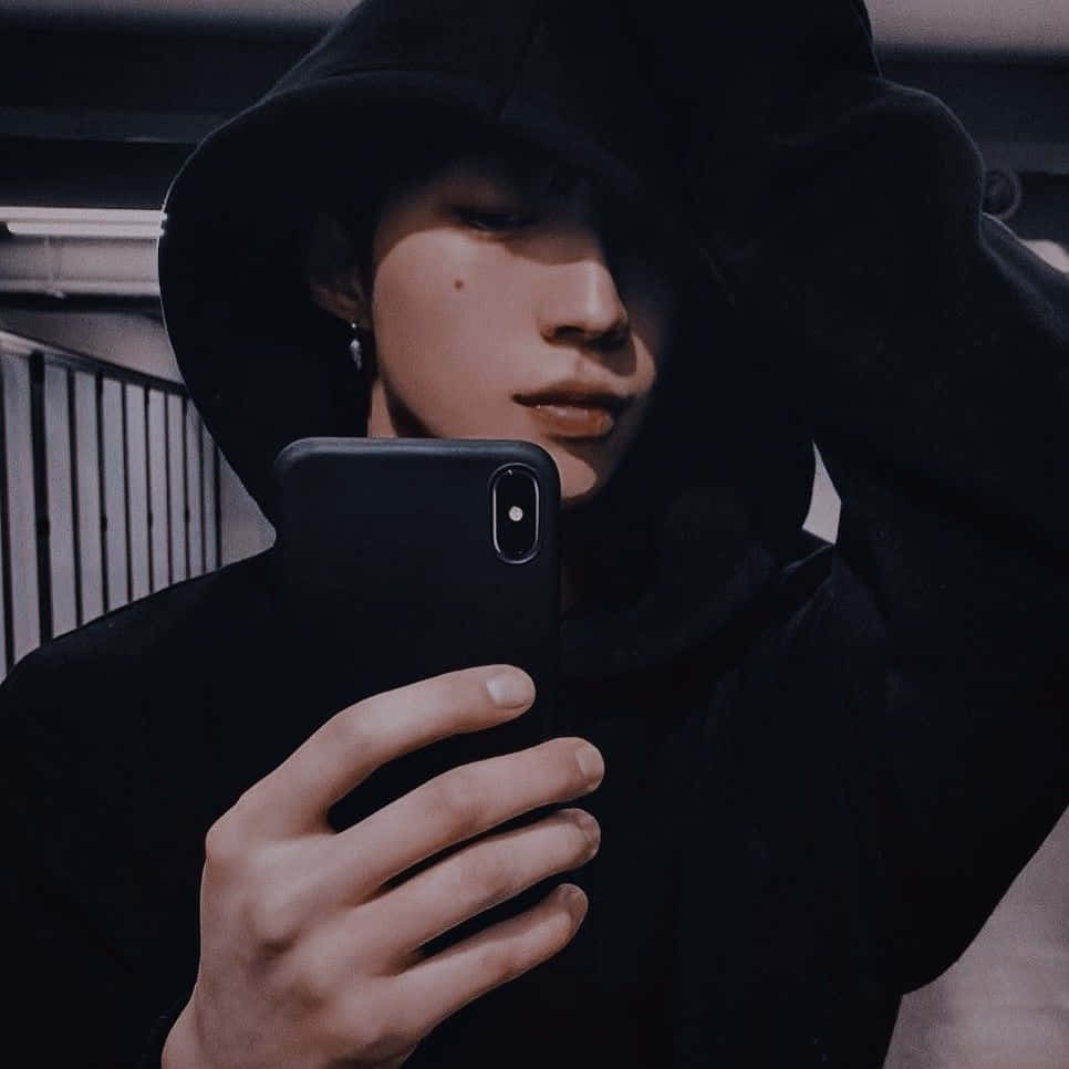 Băiat estetic purtând un pulover oversized și o beanie Fundal