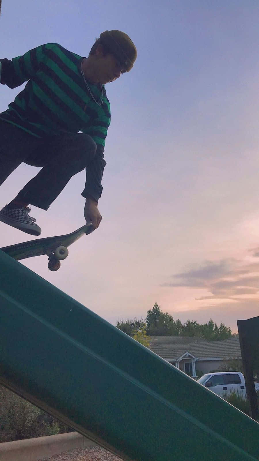 Băiat skater care își demonstrează abilitățile Fundal
