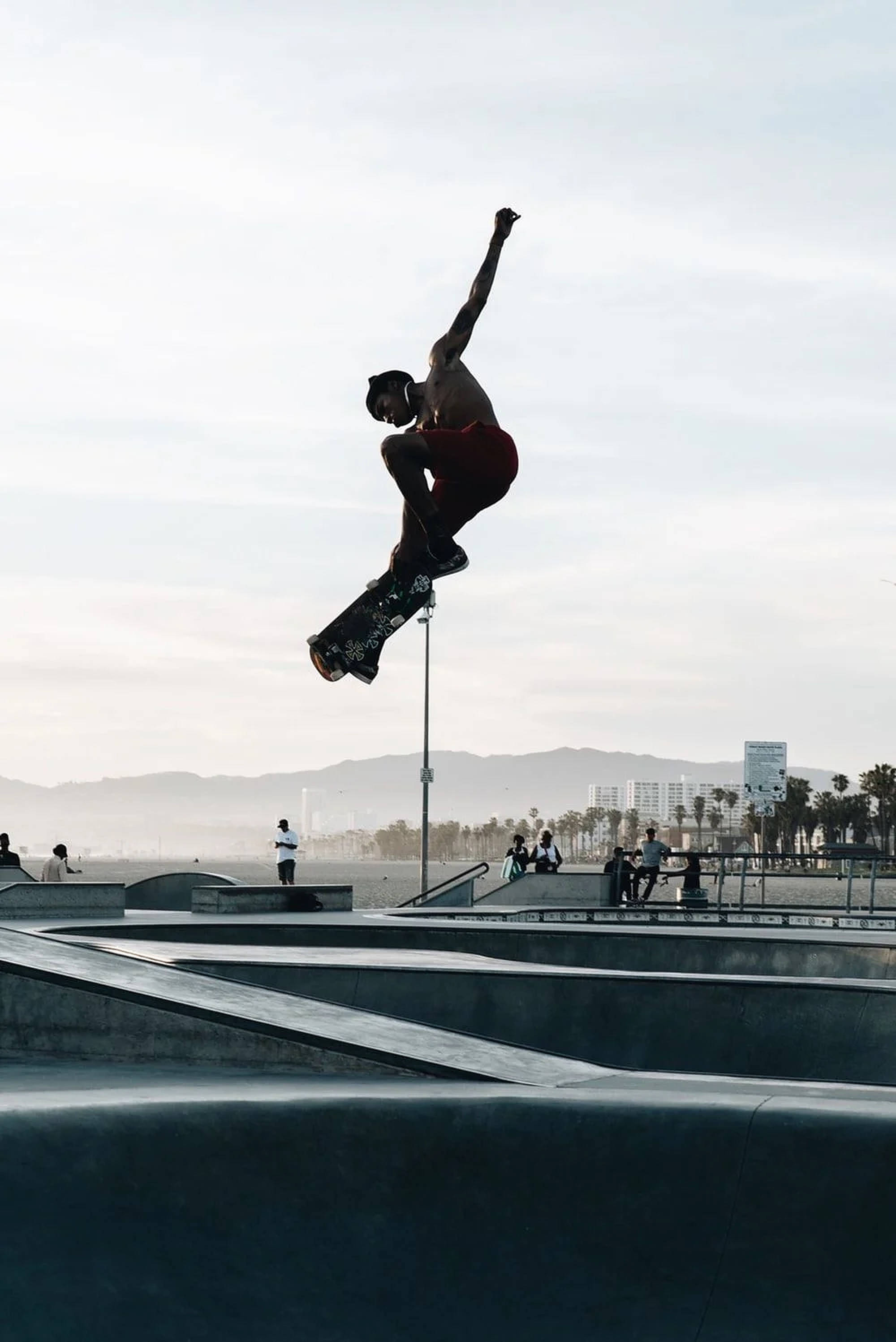 Băiat skater fascinant executând un truc în aer Fundal