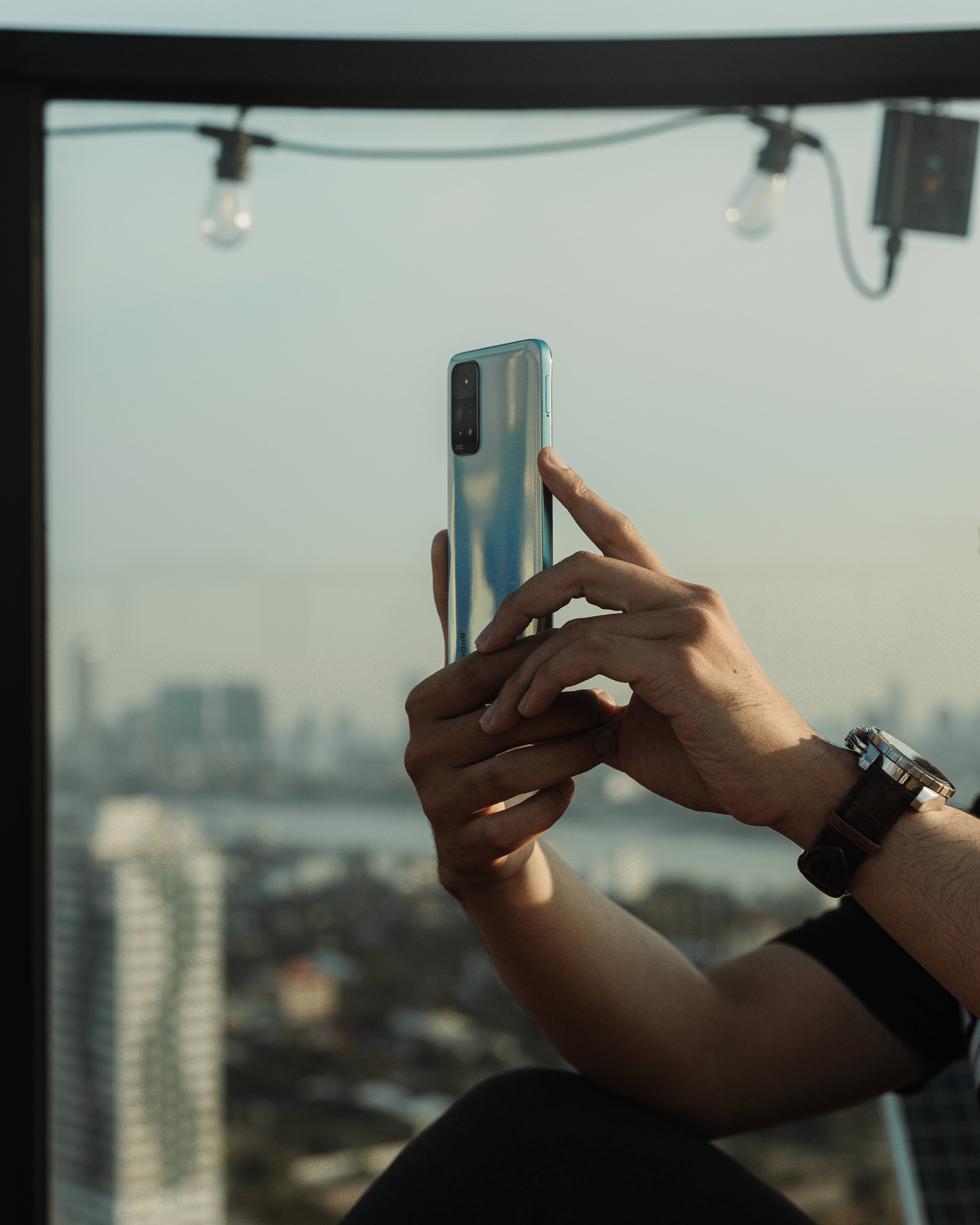 Bărbat cu smartphone Xiaomi Fundal