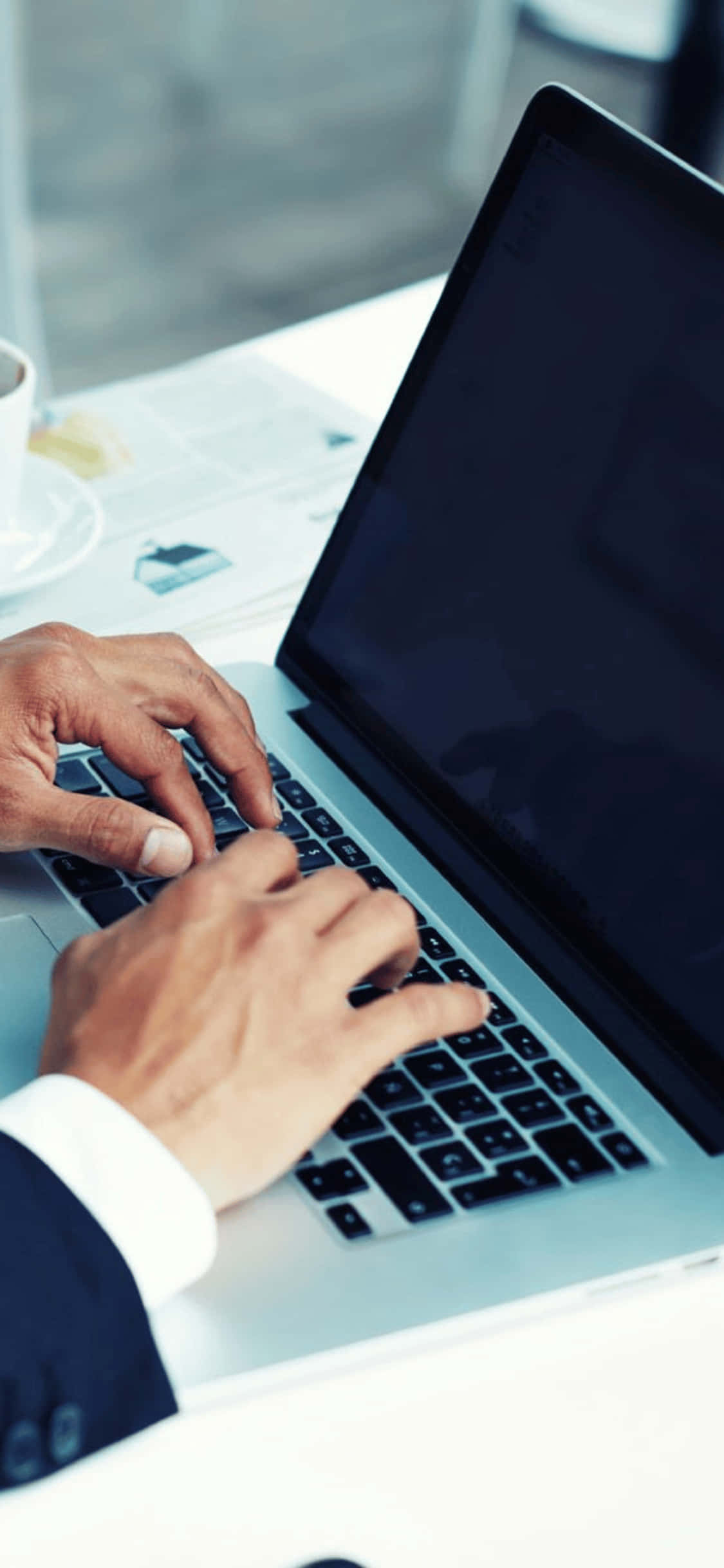 Bărbat Tastând Laptop Fundal Birou iPhone X Fundal
