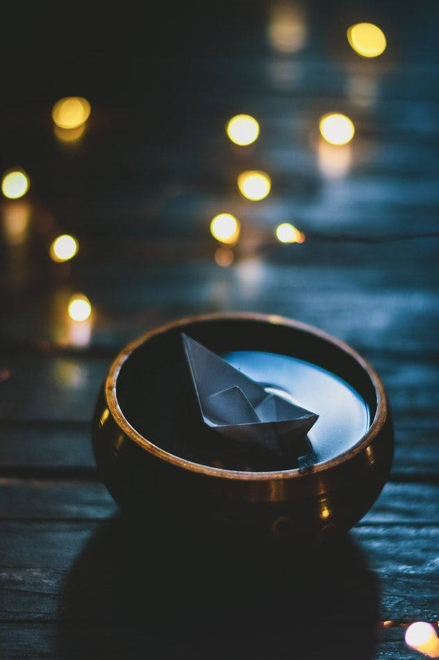 Barcă Origami Plutiind Într-un Bol Fundal