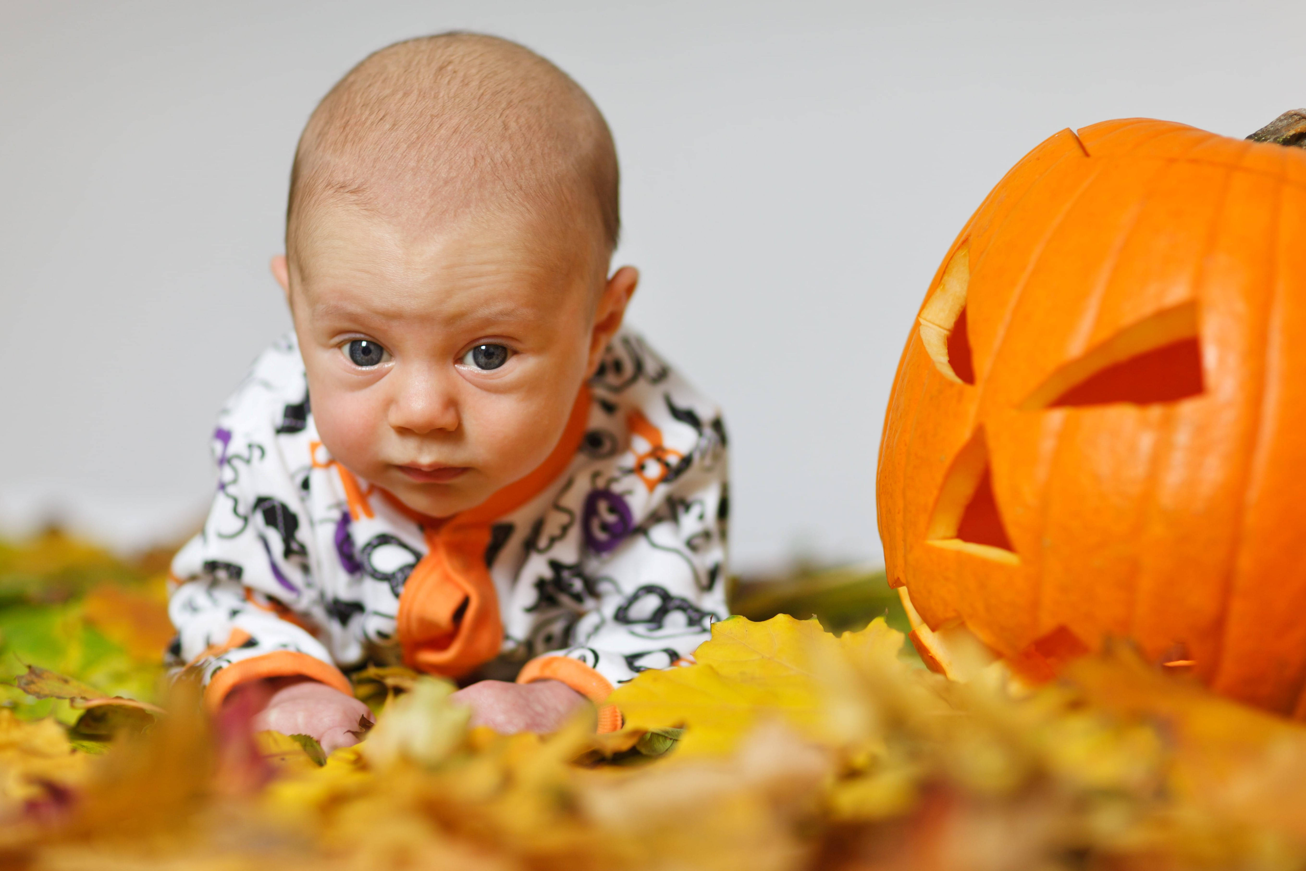 Bebeluș drăguț de Halloween Fundal