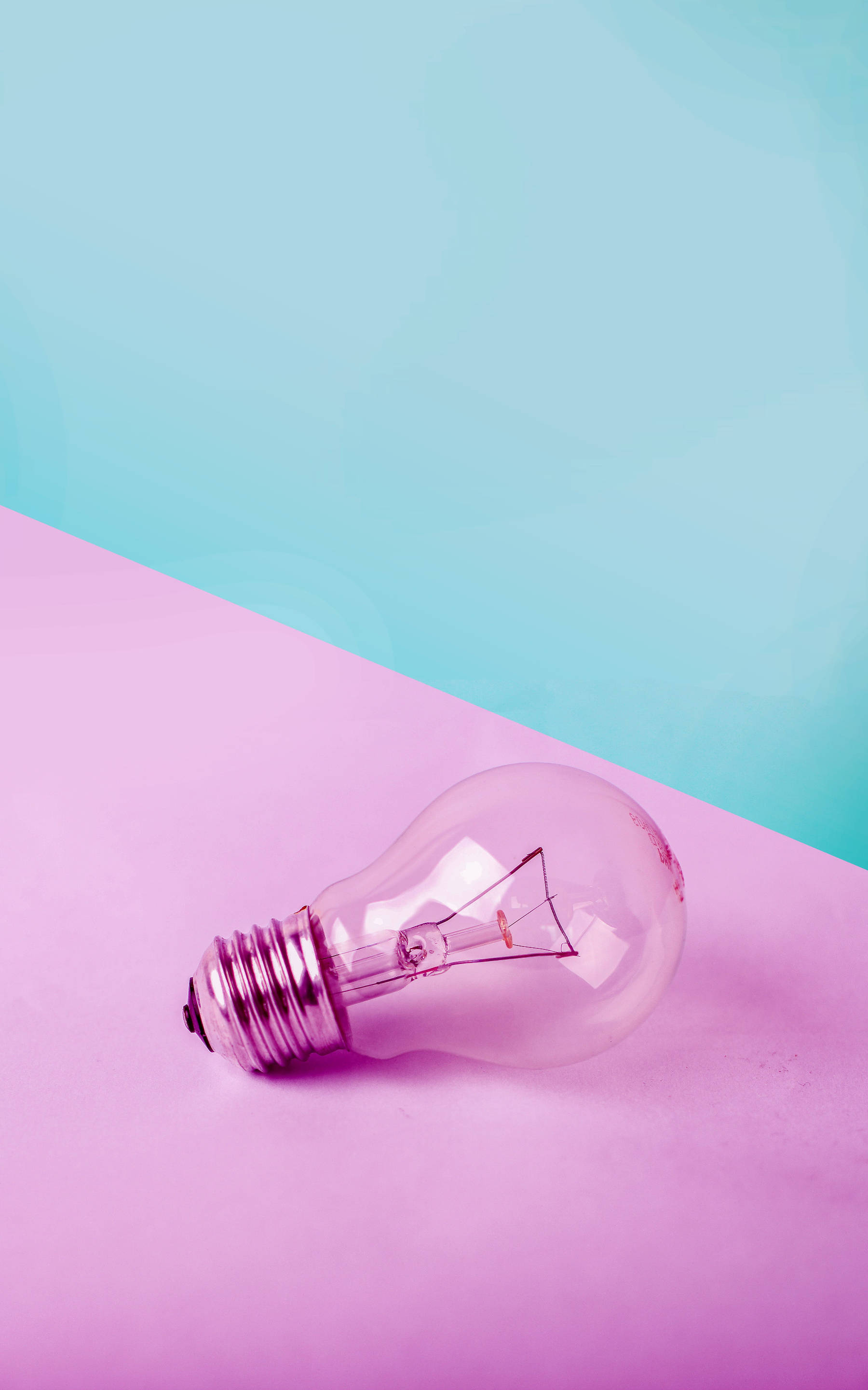 Bec Minimalist în Albastru Pastel și Violet Fundal