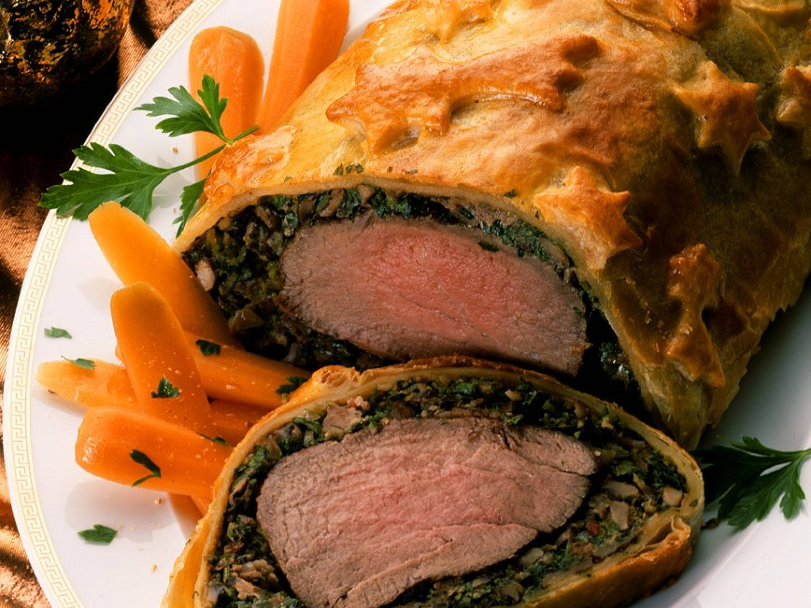 Beef Wellington cu Morcovi și Stele Fundal
