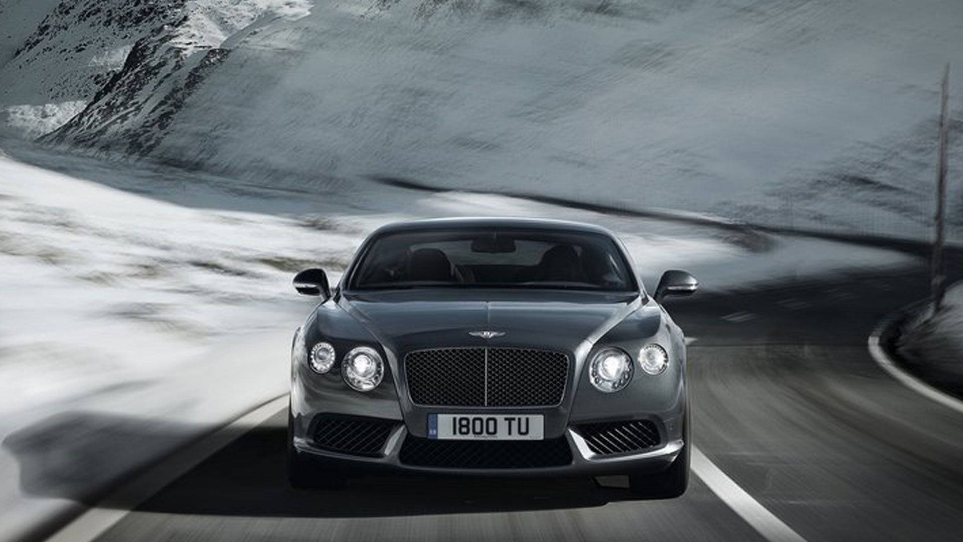 Bentley vitezând în munții înzăpeziți Fundal