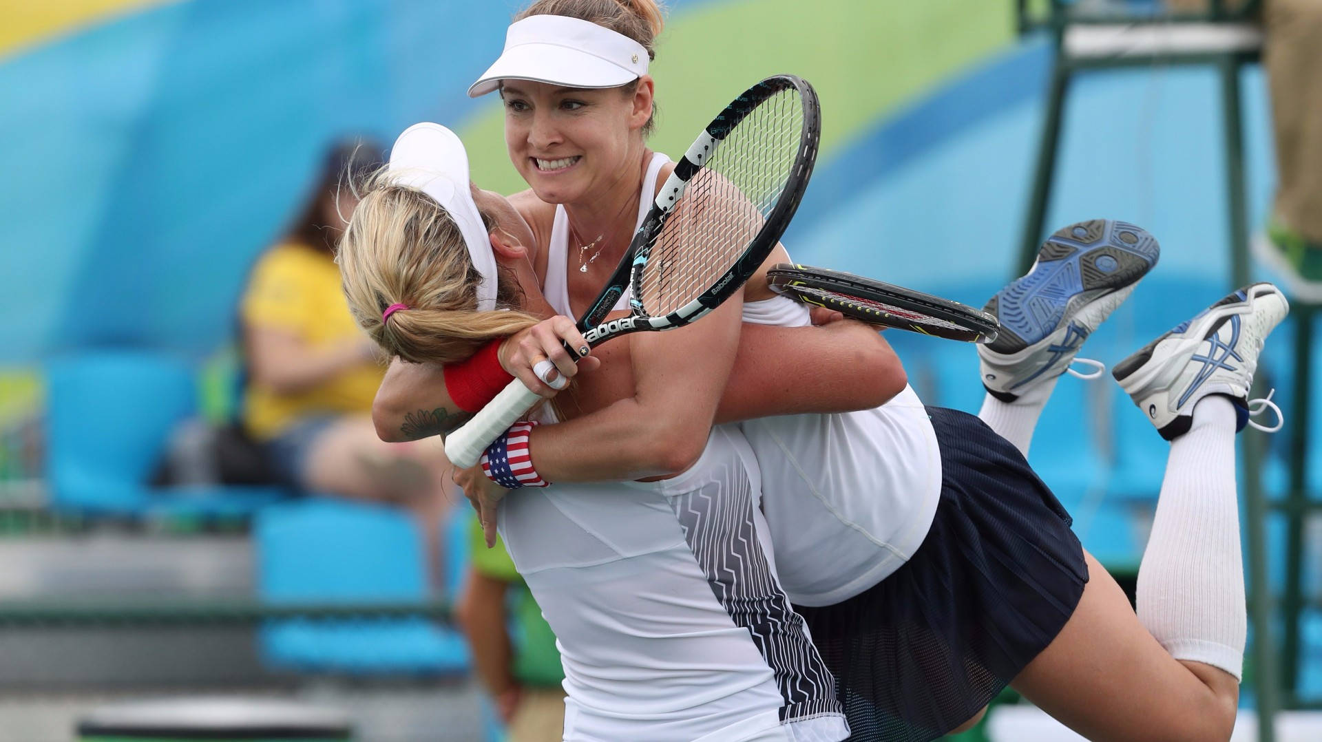 Bethanie Mattek-Sands își îmbrățișează colega de echipă Fundal