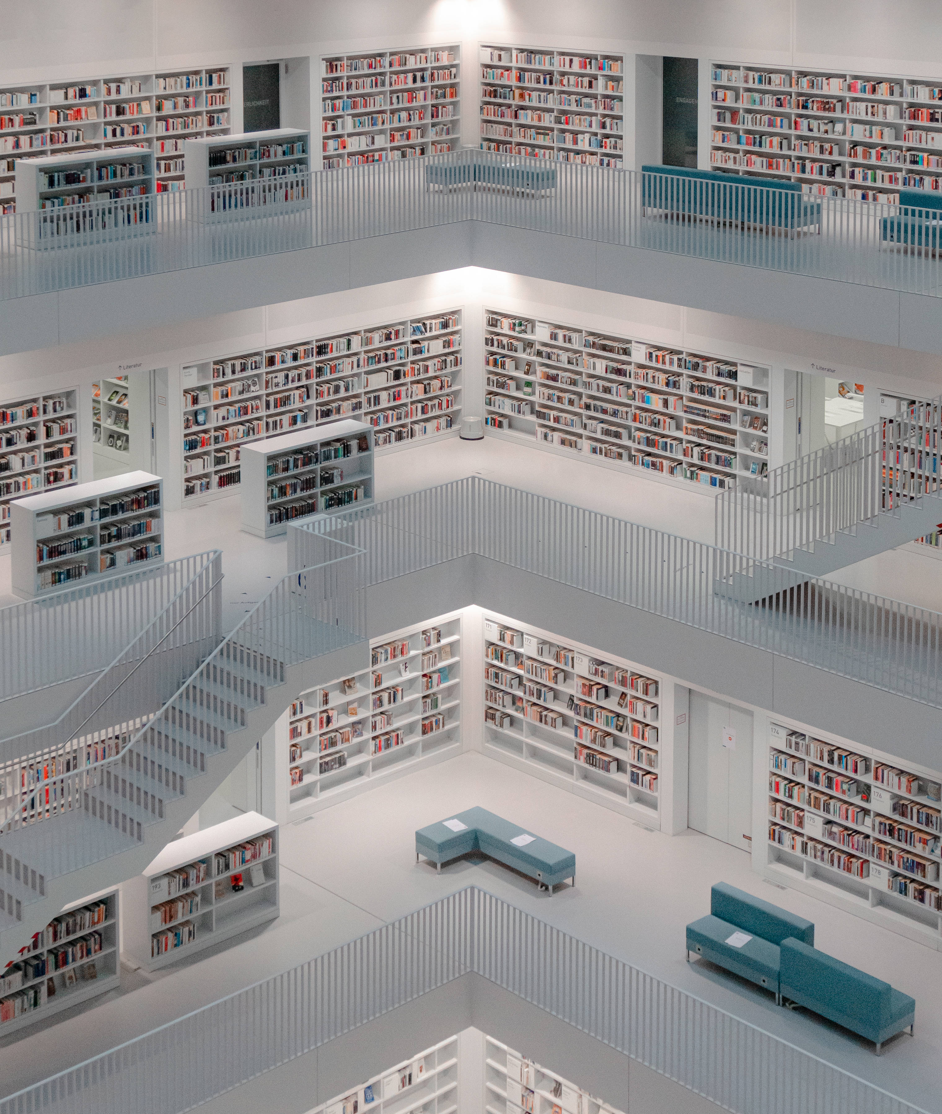 Biblioteca Albă Imensă din Germania Fundal