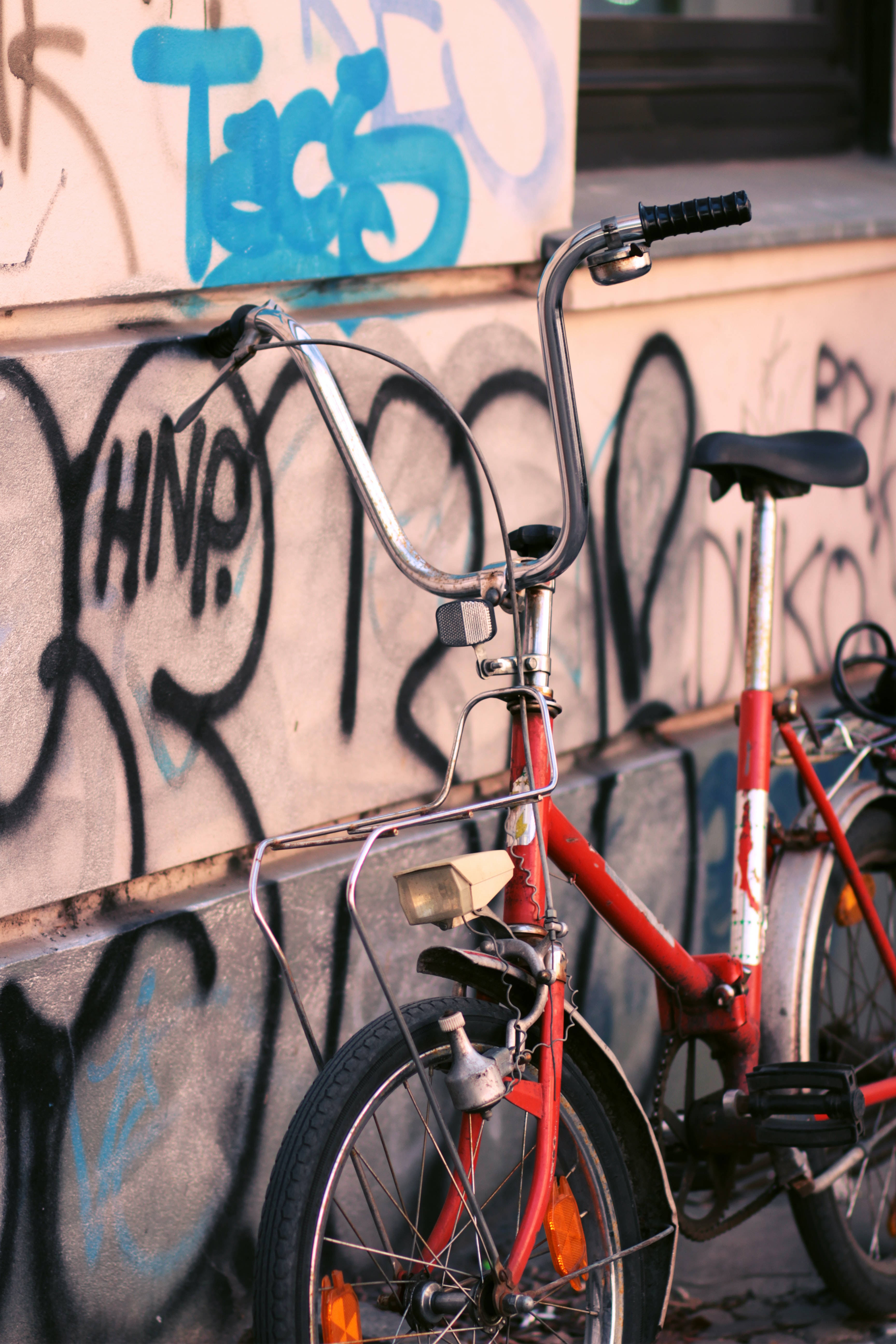Bicicletă Roșie Graffiti Fundal