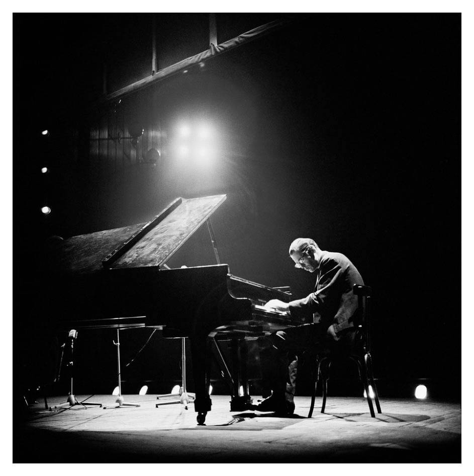 Bill Evans la pian sub lumina reflectoarelor pe scenă Fundal