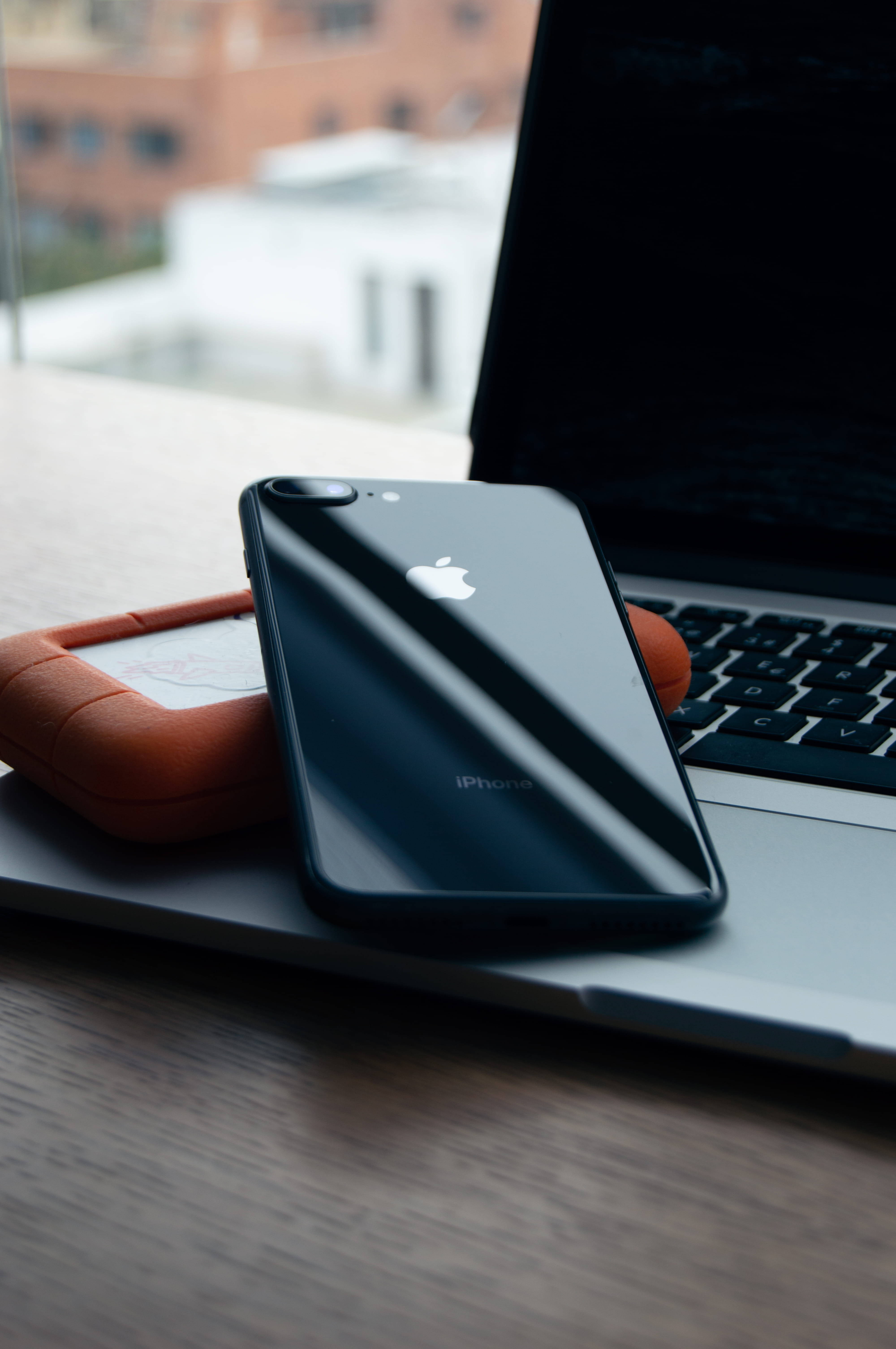 Birou iPhone cu iPhone Negru Fundal