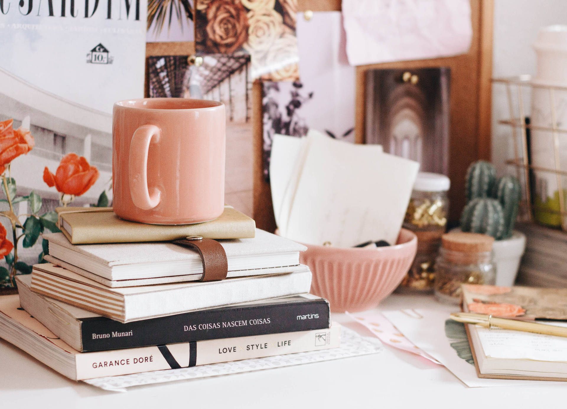 Birou Roz Estetic Minimalist — Pastel Fundal