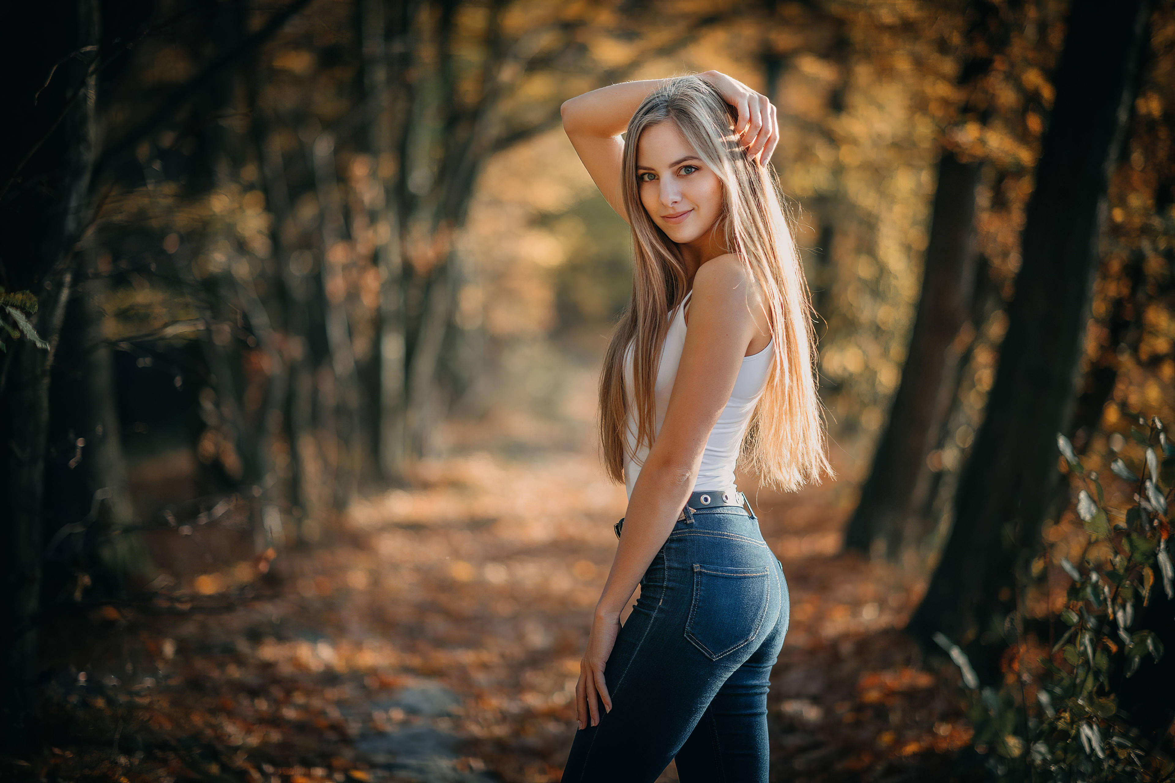 Blonde Frumoase Pozând într-o Pădure Fundal