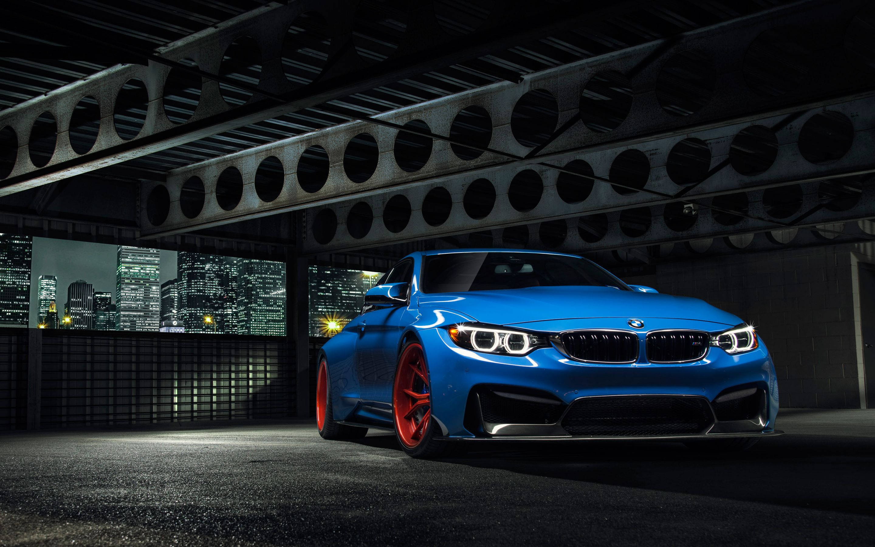 BMW albastru parcat în interior Fundal