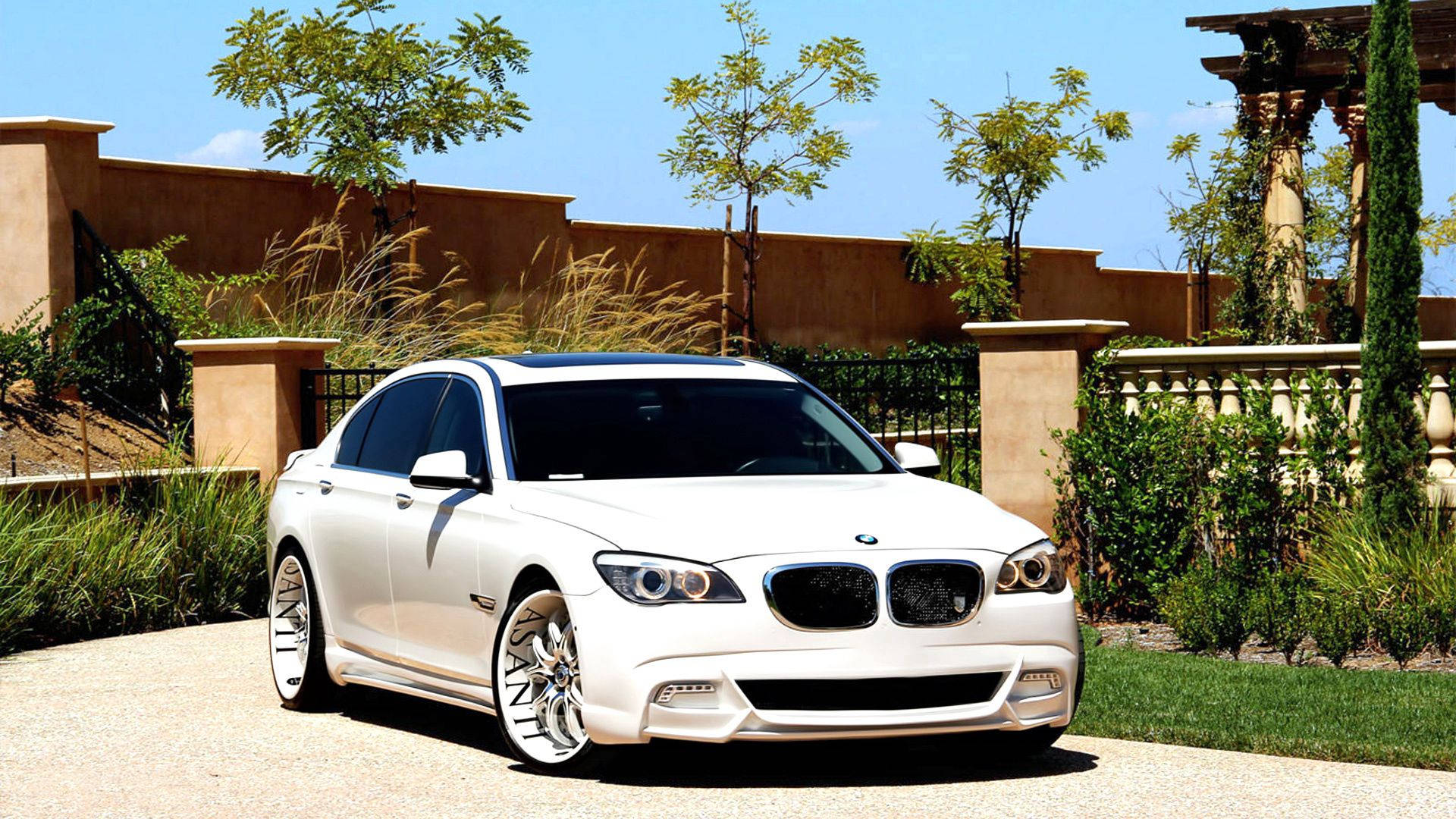 Tapet cu mașina BMW 7 F01 albă cu tuning Asanti la poartă — Bmw Fundal