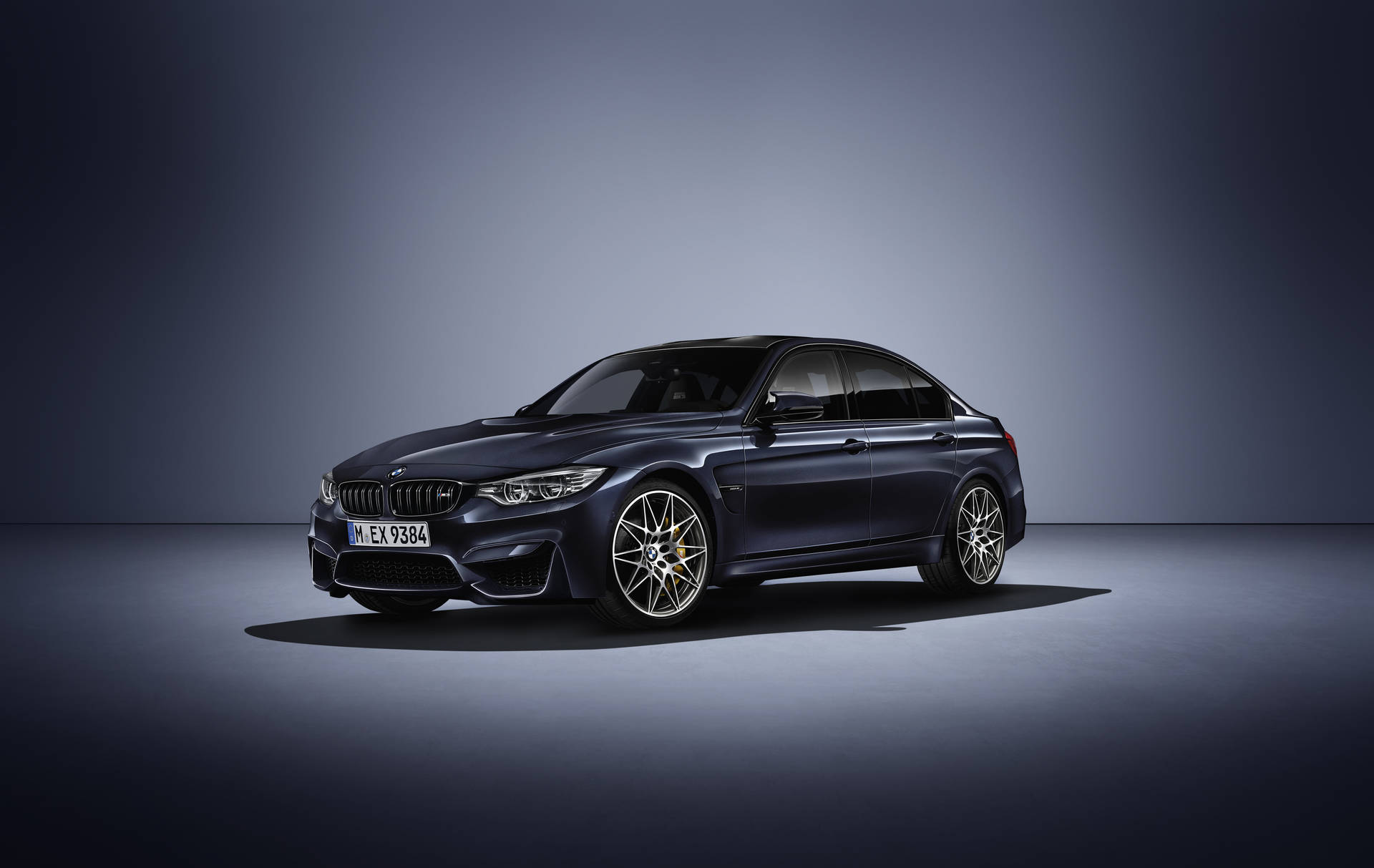 Tapet cu BMW M3 30 Jahre Edition negru în lumina reflectoarelor — Bmw Fundal