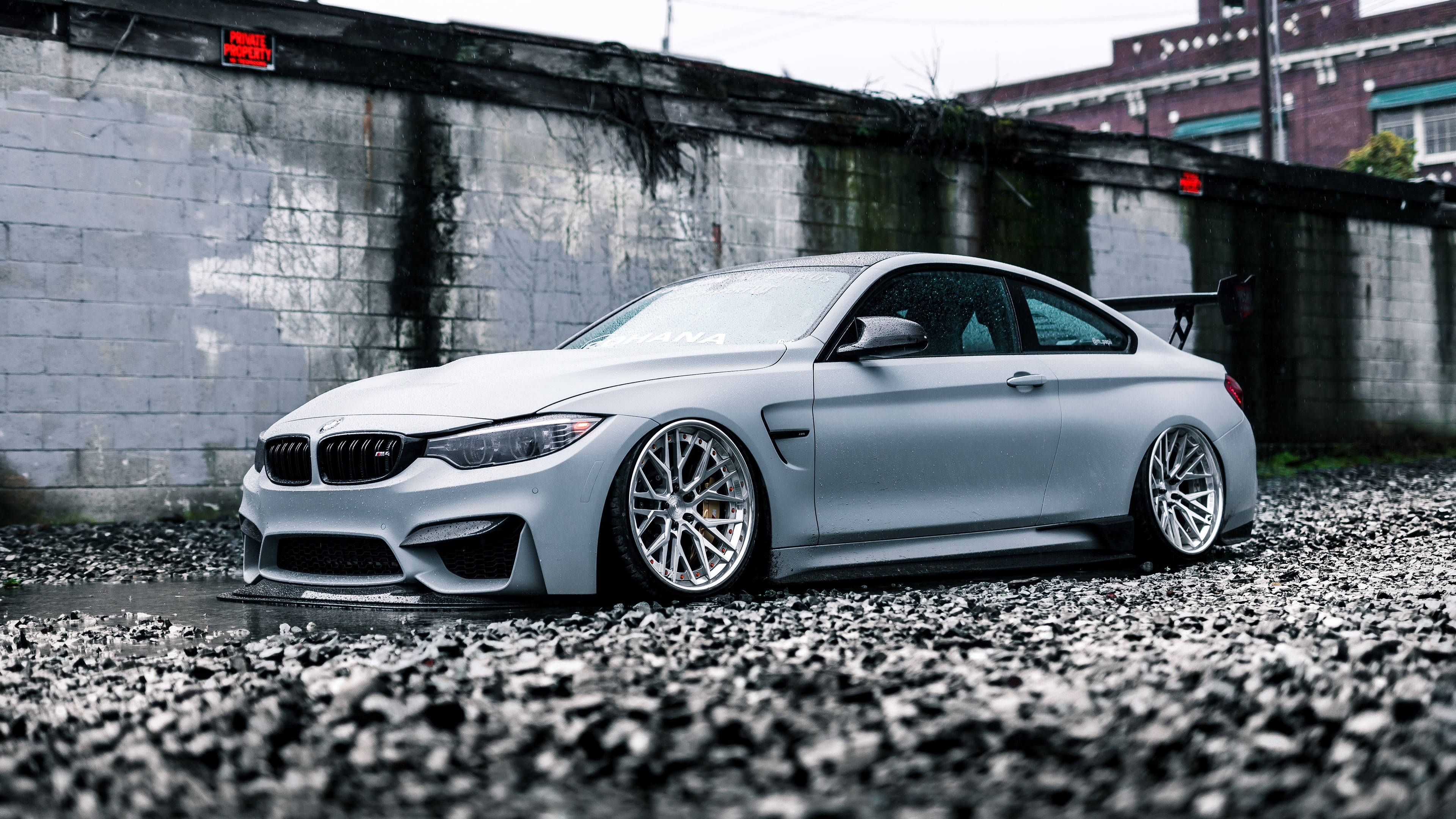 BMW M4 alb pe teren pietros Fundal