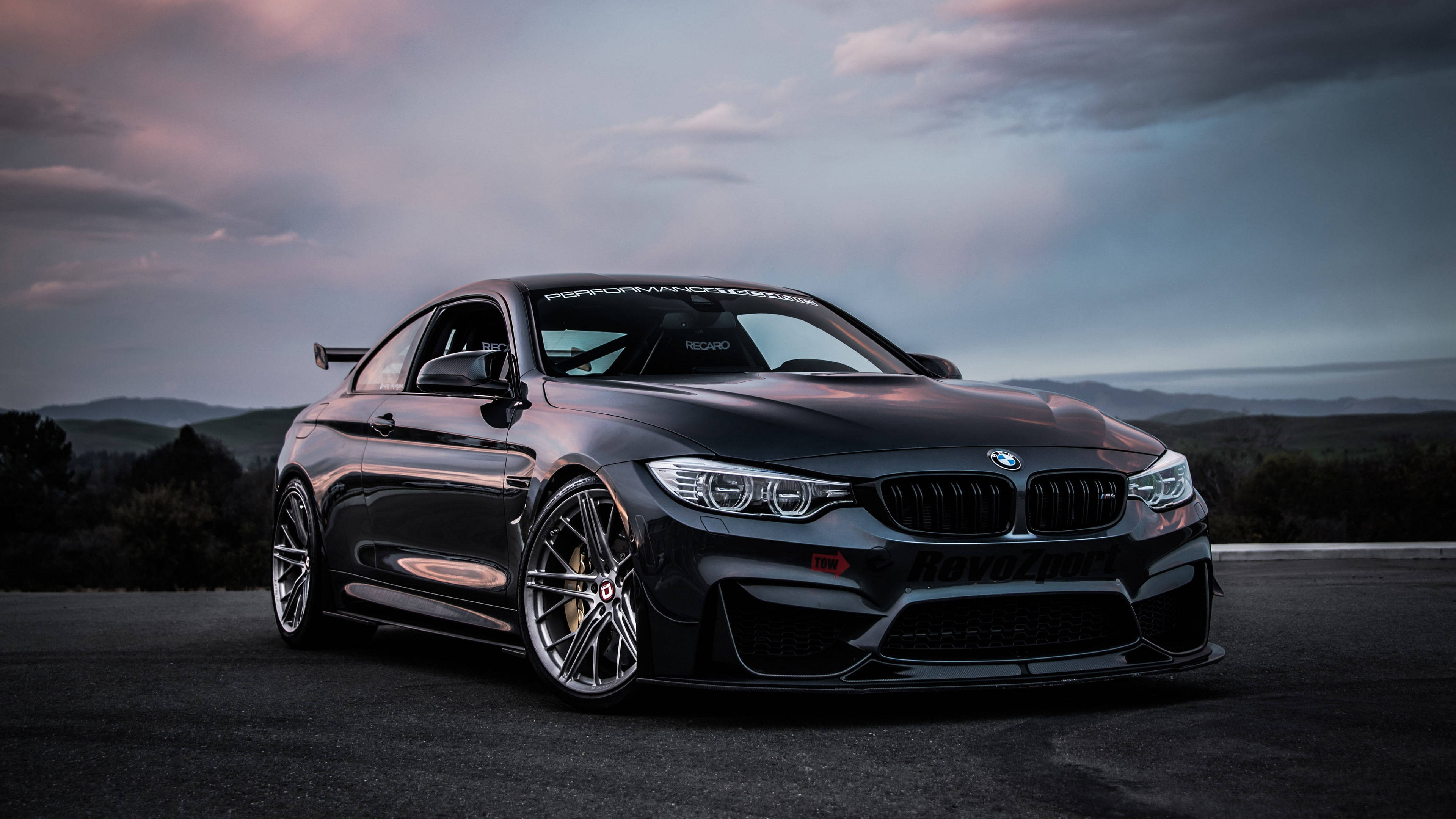 BMW M4 neagră lucioasă Fundal