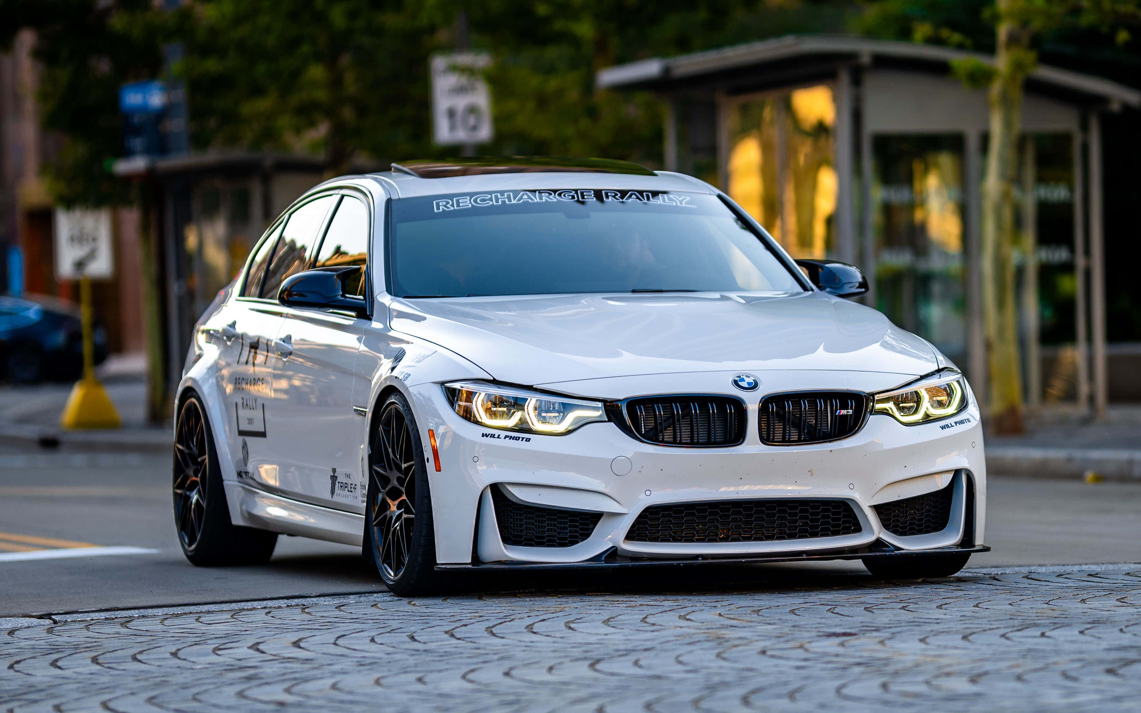 BMW pe drumul străzii Fundal