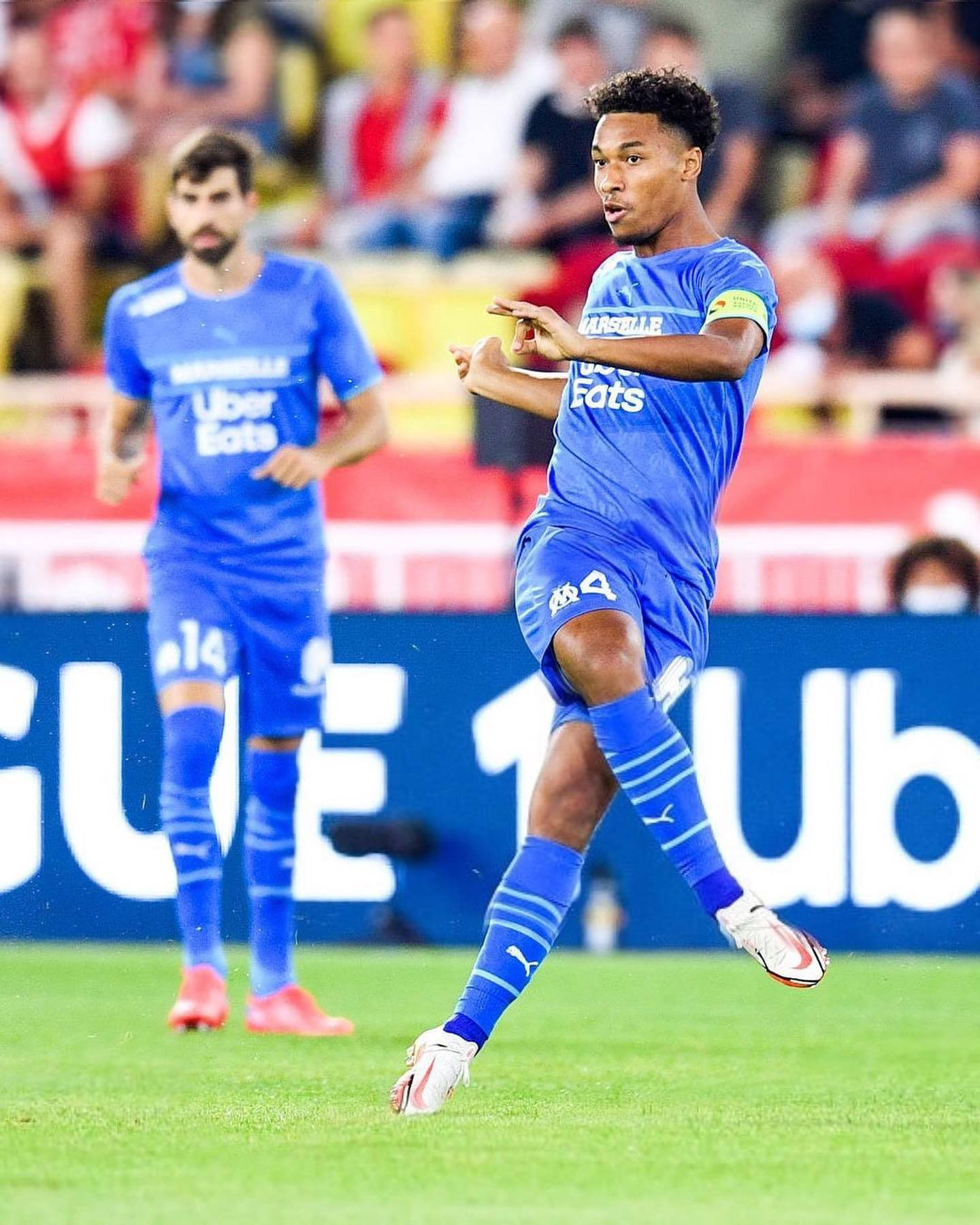 Boubacar Kamara lovind mingea Fundal