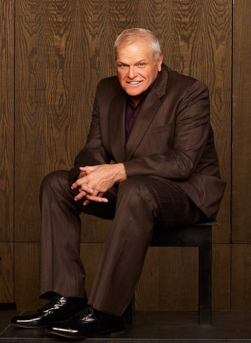 Brian Dennehy costum estetic maro fundal din lemn Fundal