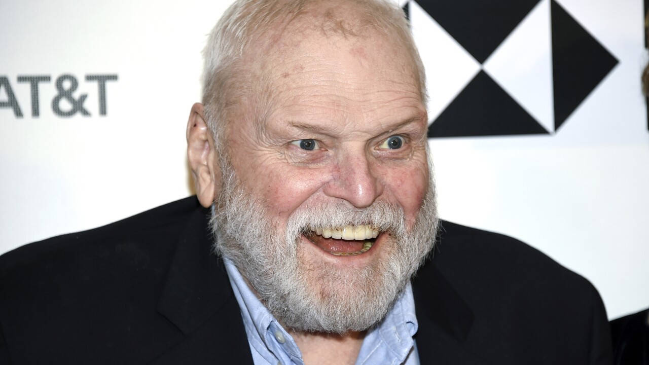 Brian Dennehy râzând pe fundal alb-negru Fundal