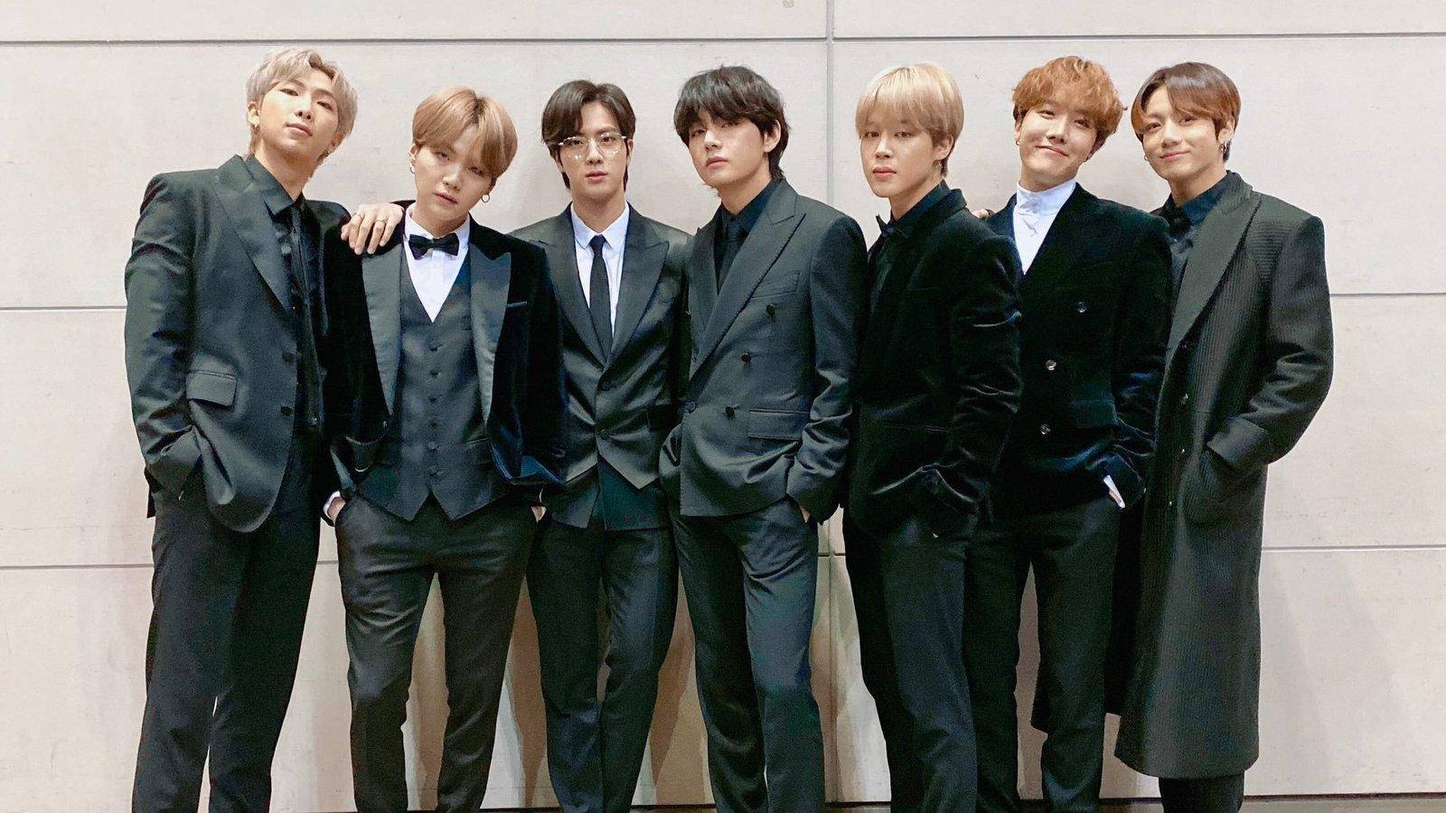 BTS 2020 în Costum Negru Fundal