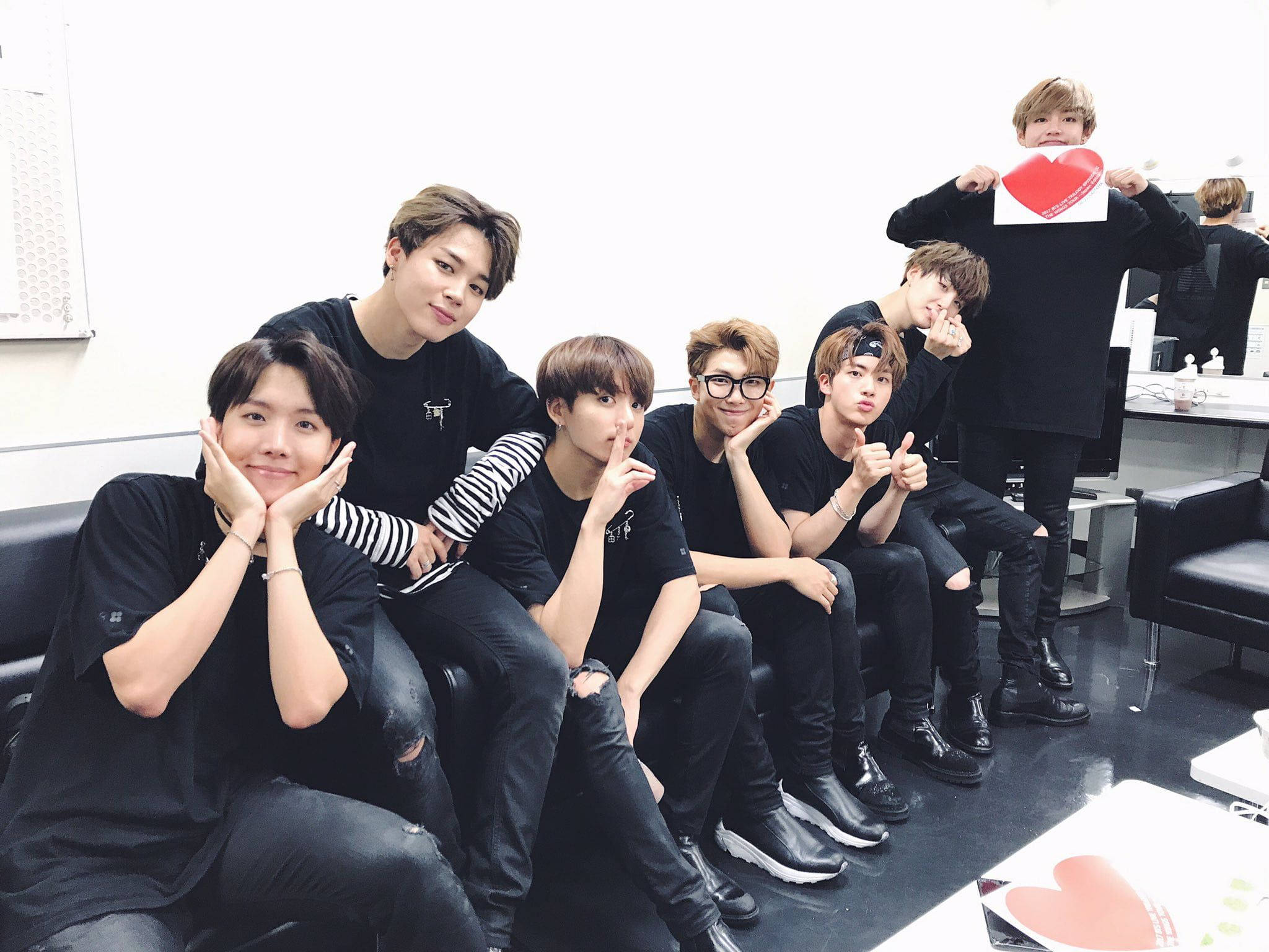 BTS 2021 Desktop - Armonia Icoanelor Culturii Pop Fundal