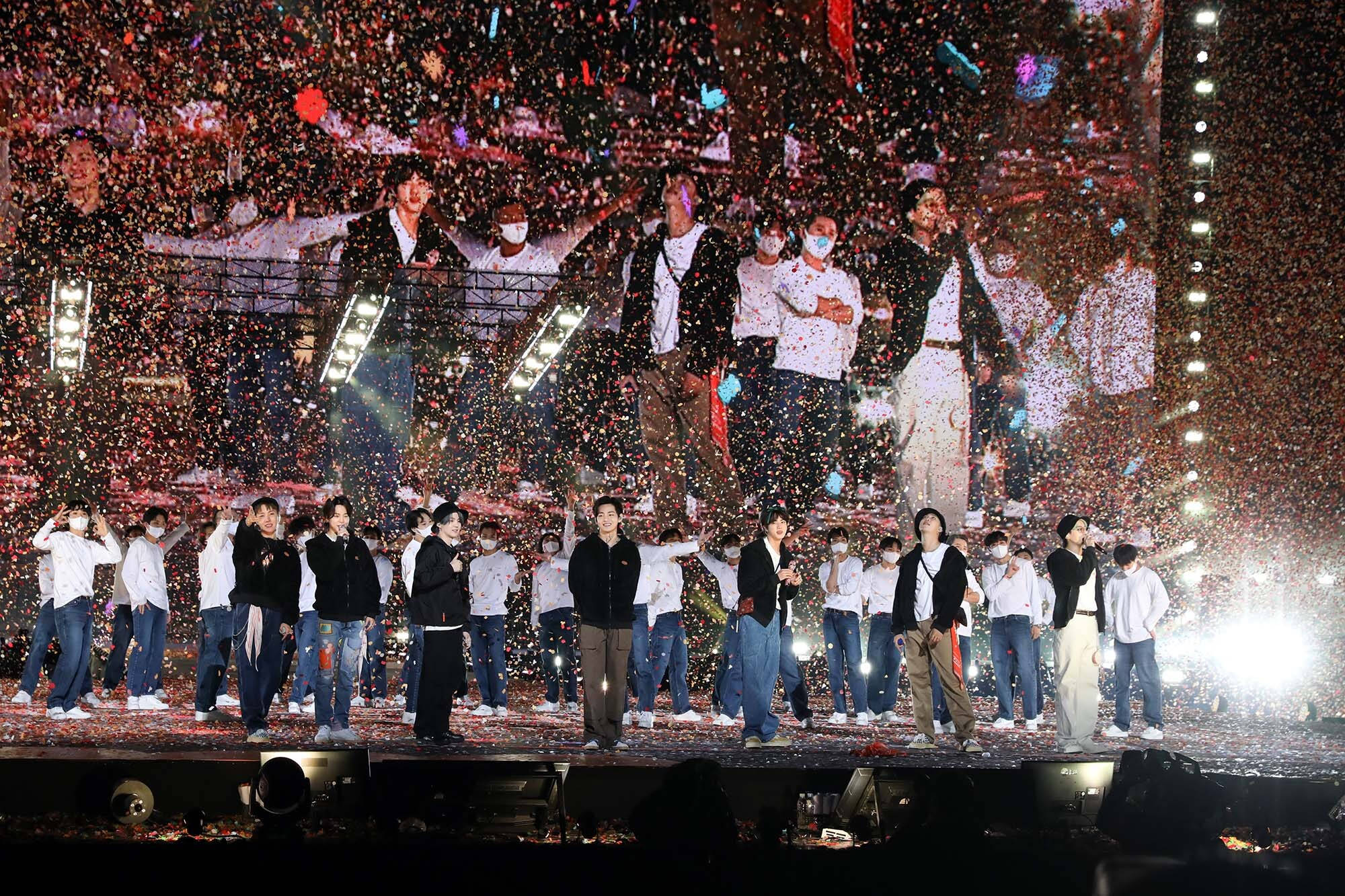 BTS concerte ploaie de confetti Fundal