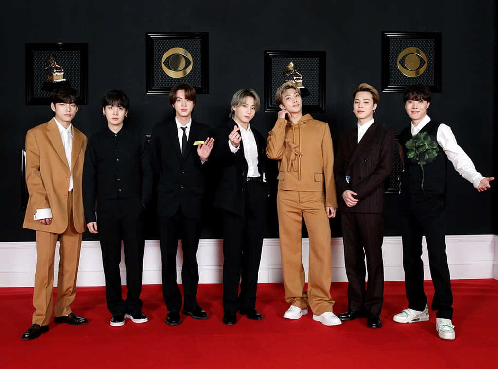 BTS Costume Louis Vuitton Imagine Fundal
