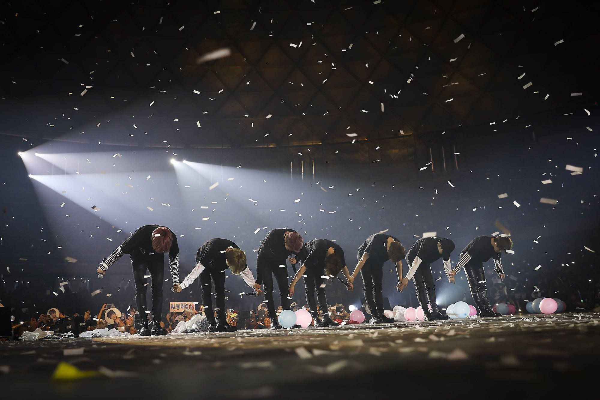 BTS făcând plecăciuni în concert pe desktop Fundal