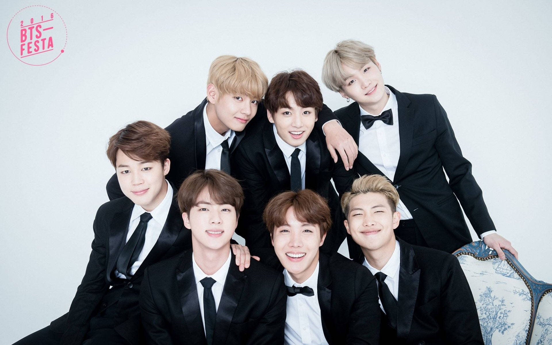 BTS Fotografie de grup în costume elegante Fundal