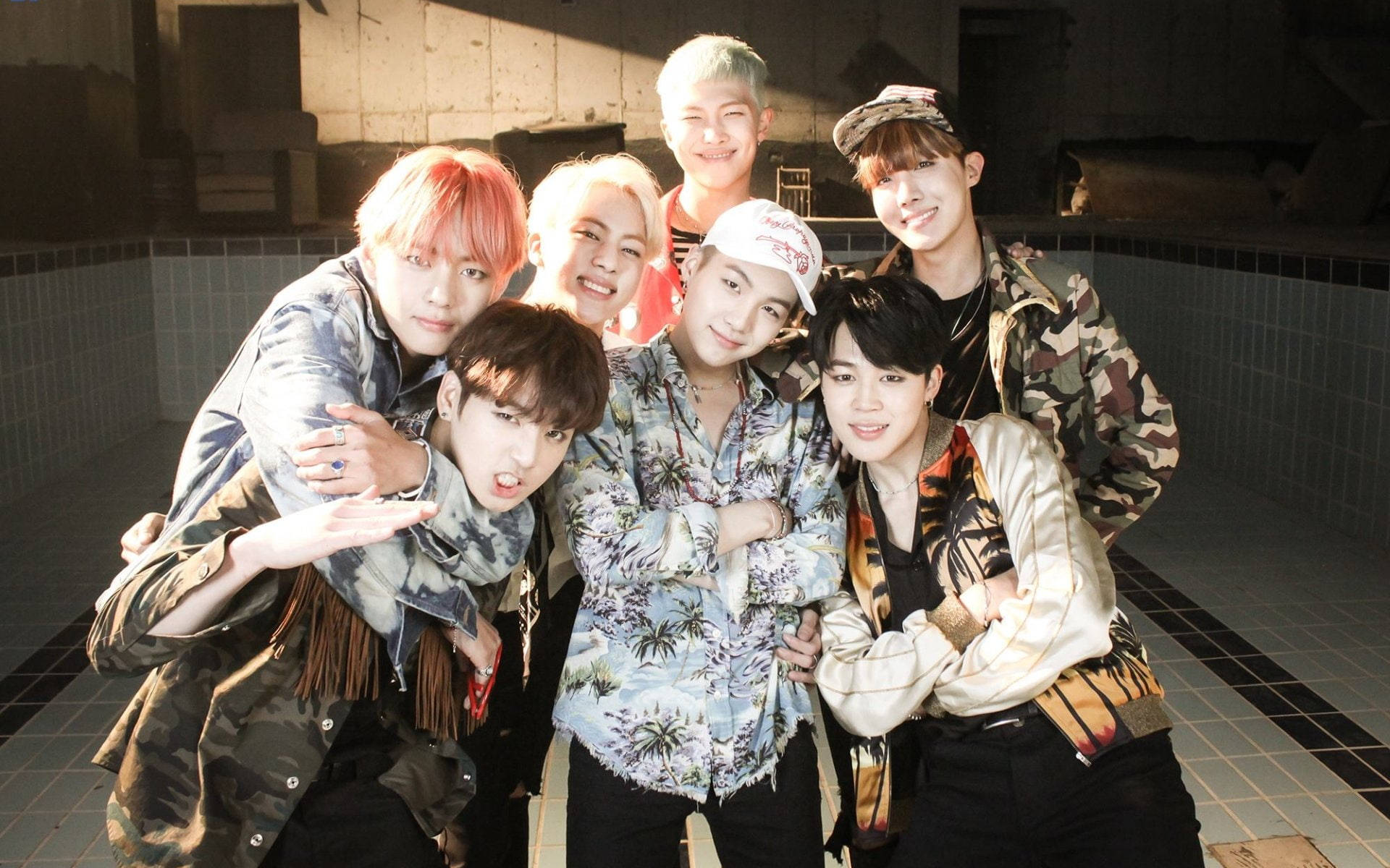 BTS Fotografie de grup în videoclipul Fire Fundal