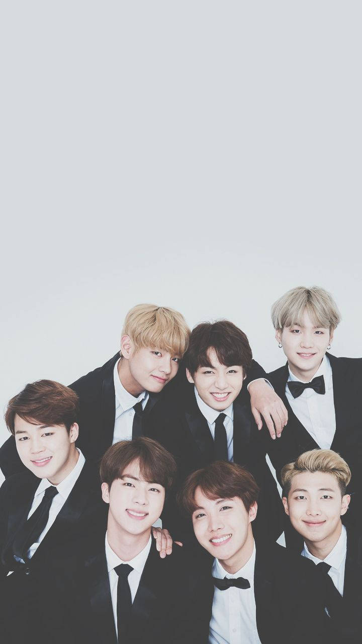 BTS în costume negre, impresionând Fundal