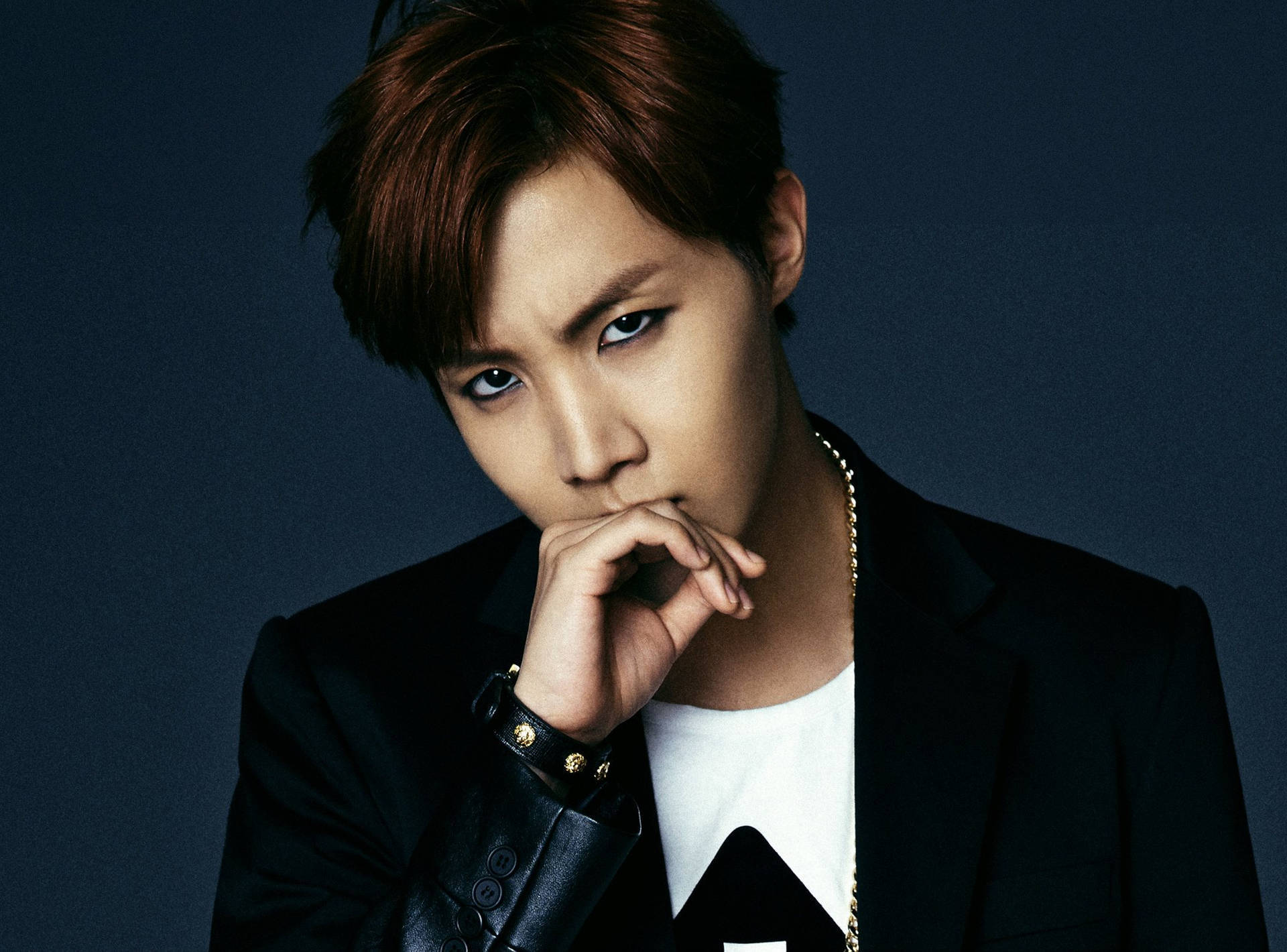 BTS J-Hope cu Eyeliner Fundal