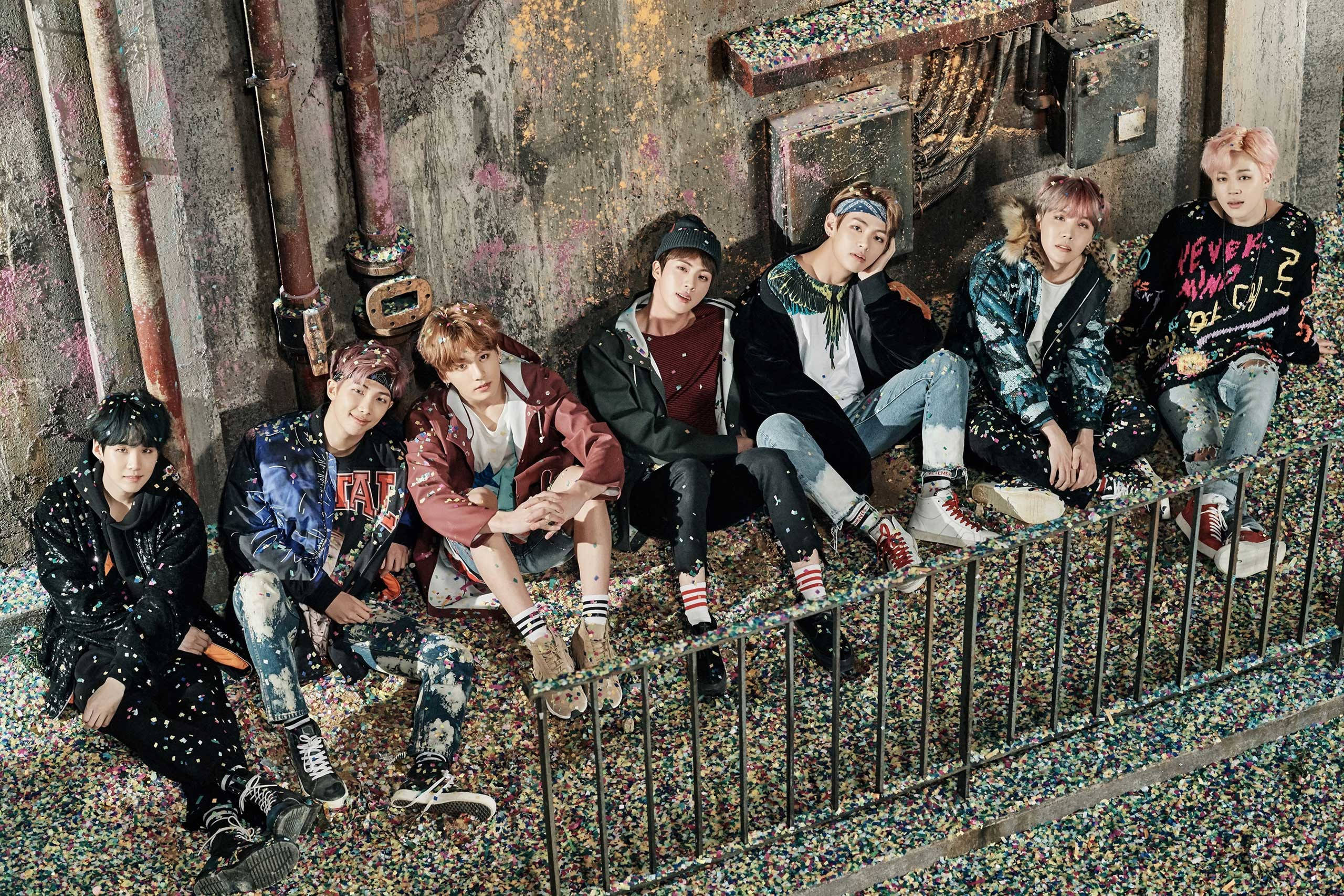 BTS pe Alee cu Confetti și Laptop Fundal