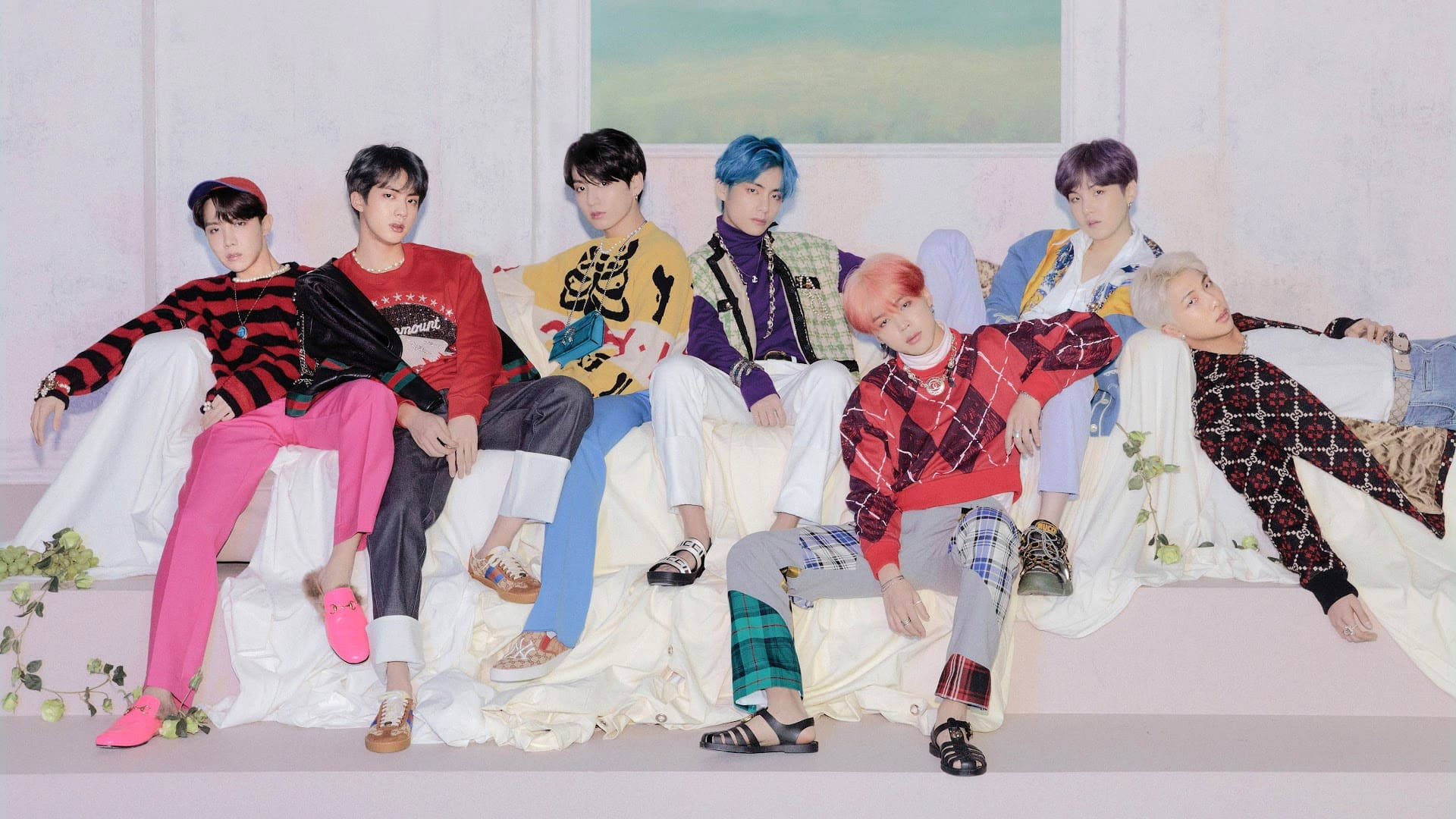BTS pe canapea albă - fundal pentru desktop Fundal